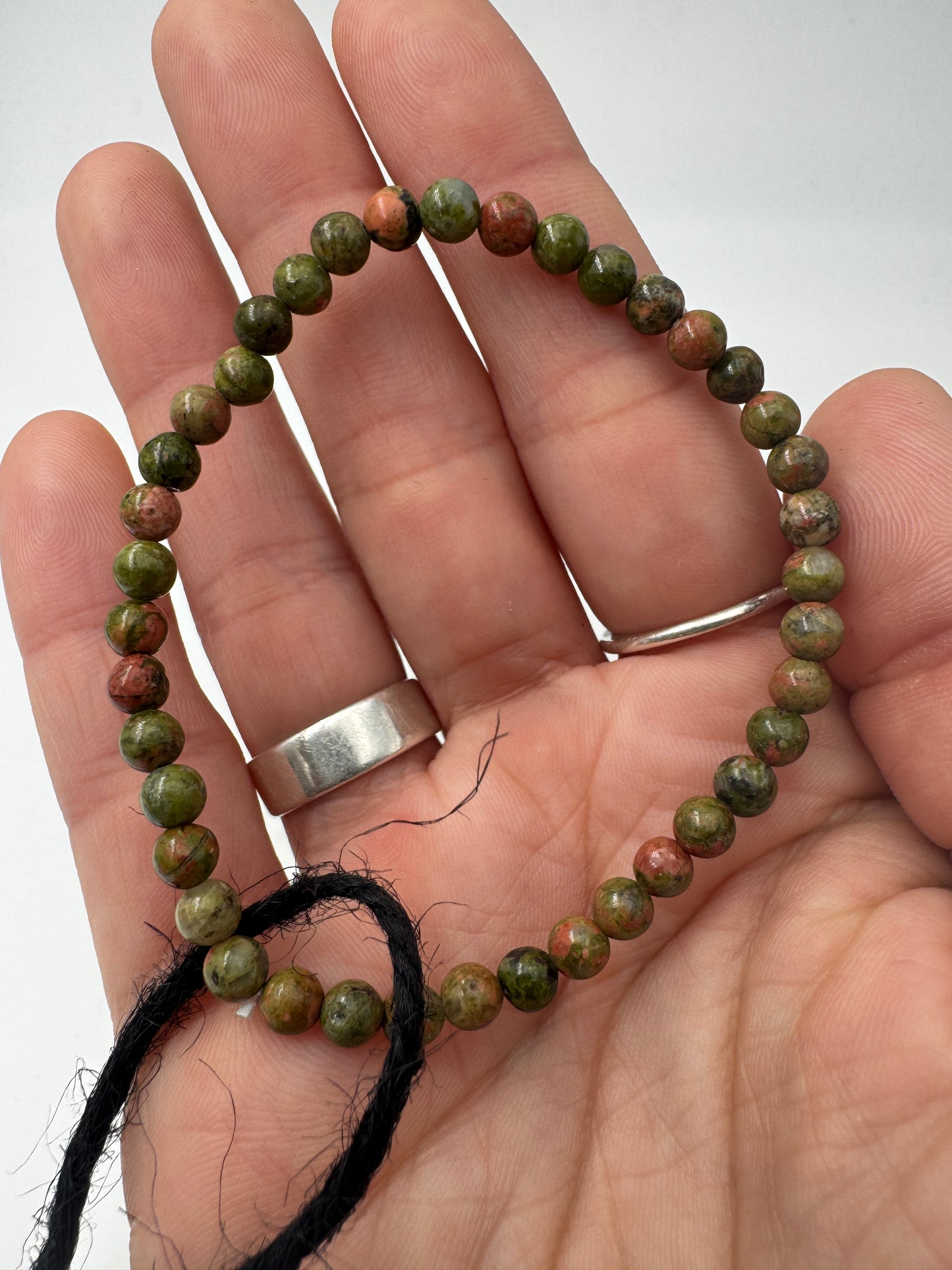 Armband aus Unakit mit Kugeln – natürliches Muster aus rosa Feldspat und grünem Epidot, Umfang 19 cm.
