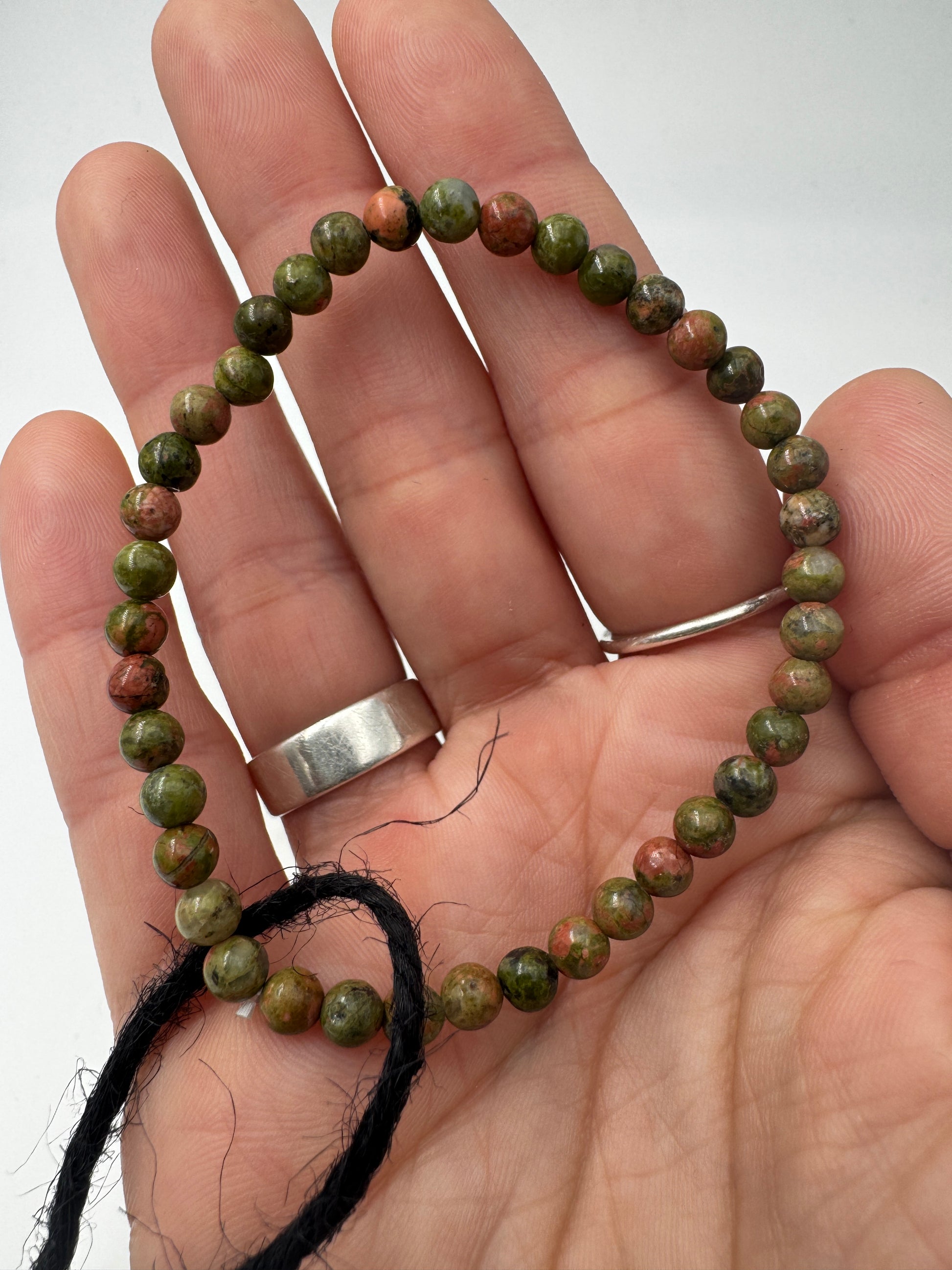 Armband aus Unakit mit Kugeln – natürliches Muster aus rosa Feldspat und grünem Epidot, Umfang 19 cm.