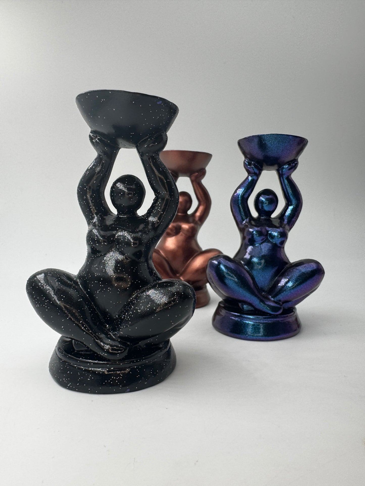 Kugelhalter Curvy in Frauensilhouette, 10 cm hoch – Displayständer für Mineralienkugeln (Ø ca. 5 cm), erhältlich in Schwarz-Glitzer, Gold und Blau-Lila metallic.