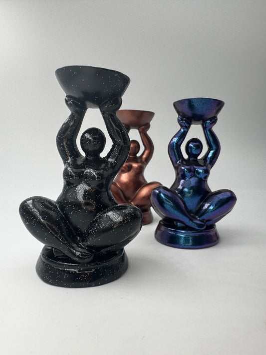 Kugelhalter Curvy in Frauensilhouette, 10 cm hoch – Displayständer für Mineralienkugeln (Ø ca. 5 cm), erhältlich in Schwarz-Glitzer, Gold und Blau-Lila metallic.