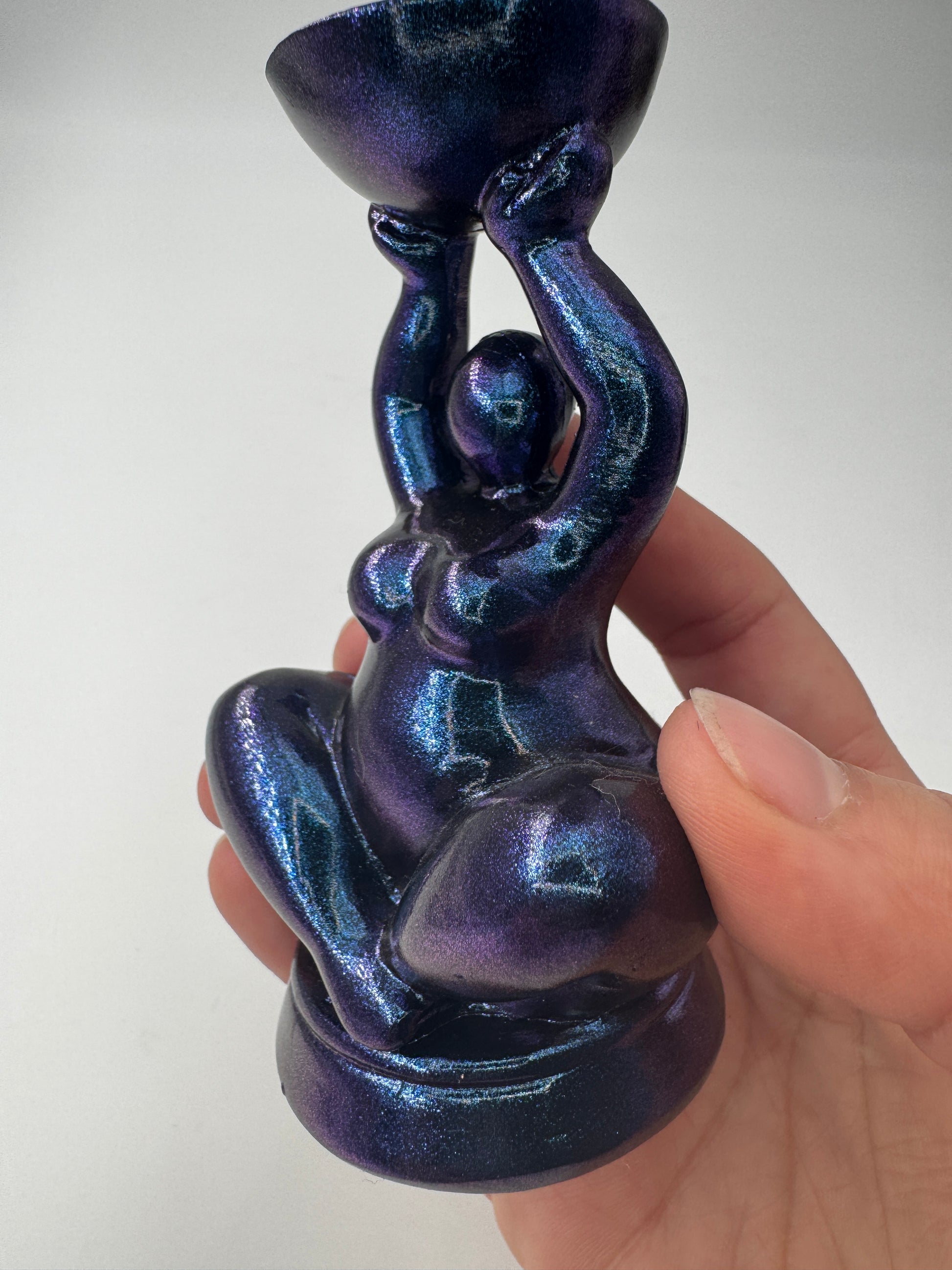 Kugelhalter Curvy in Frauensilhouette, 10 cm hoch – Displayständer für Mineralienkugeln (Ø ca. 5 cm), erhältlich in Schwarz-Glitzer, Gold und Blau-Lila metallic.