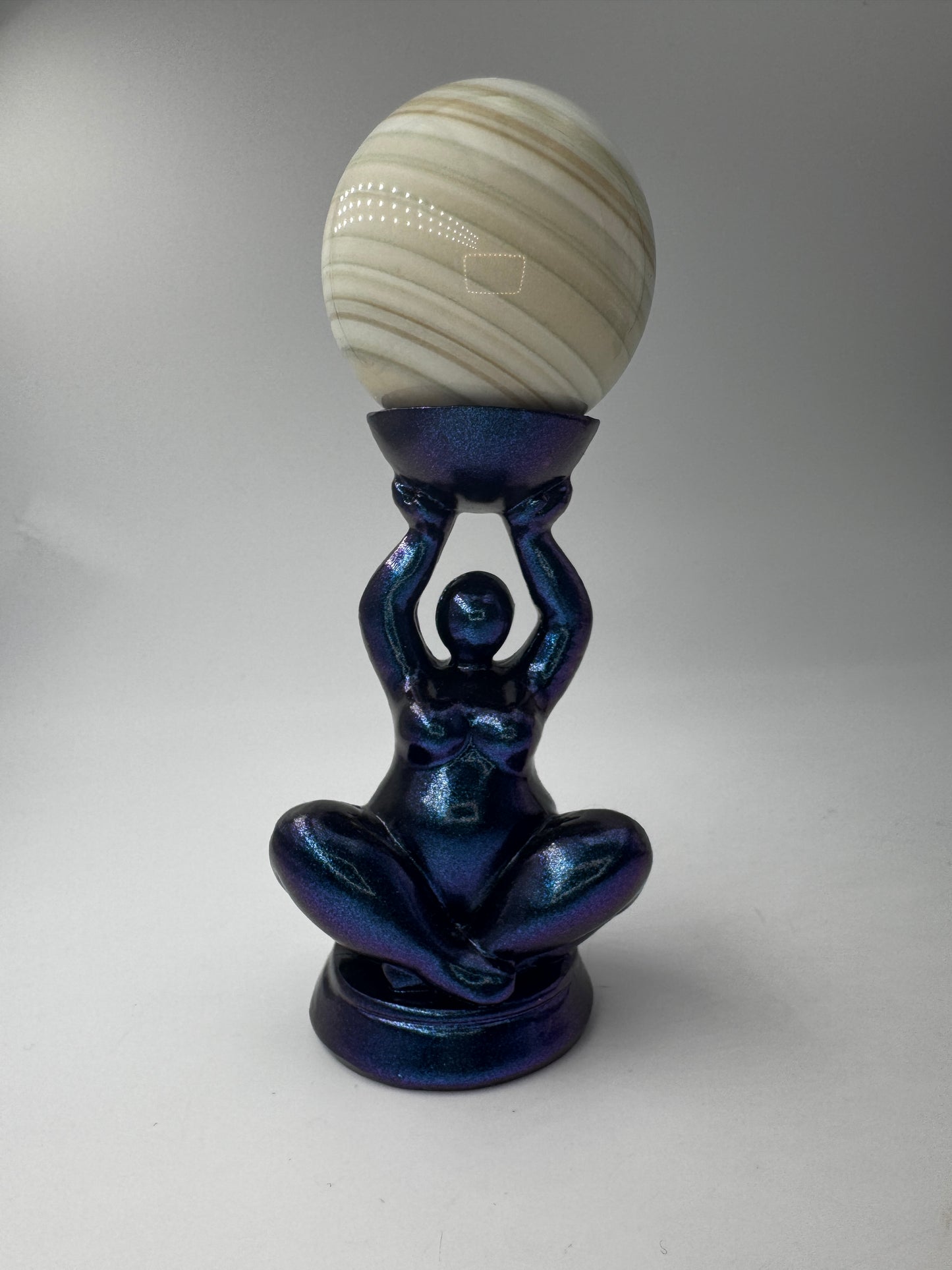 Kugelhalter Curvy in Frauensilhouette, 10 cm hoch – Displayständer für Mineralienkugeln (Ø ca. 5 cm), erhältlich in Schwarz-Glitzer, Gold und Blau-Lila metallic.