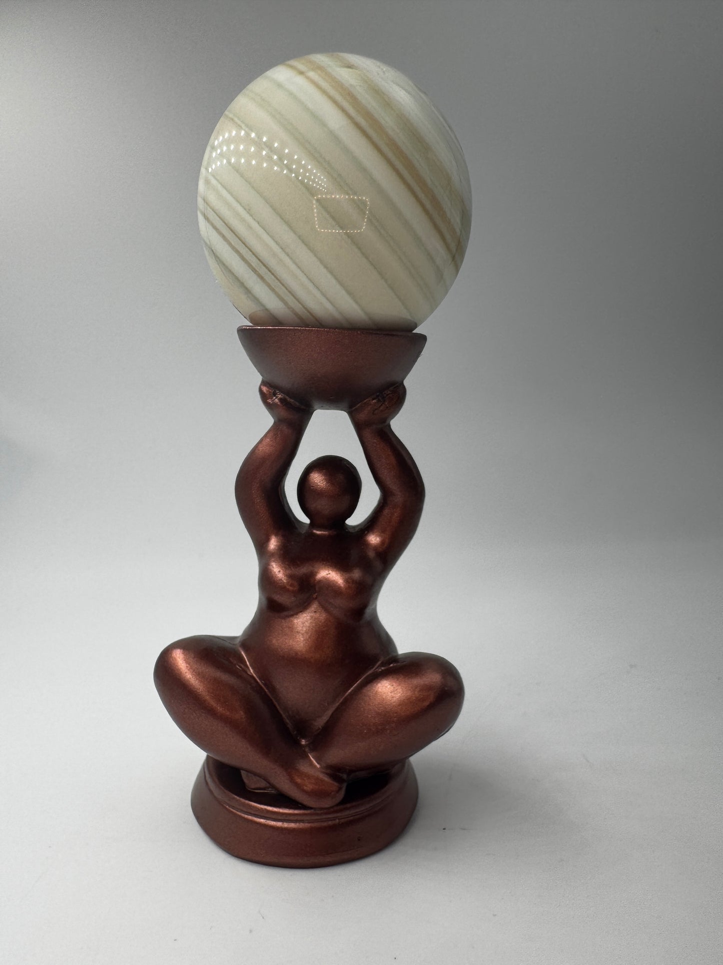 Kugelhalter Curvy in Frauensilhouette, 10 cm hoch – Displayständer für Mineralienkugeln (Ø ca. 5 cm), erhältlich in Schwarz-Glitzer, Gold und Blau-Lila metallic.