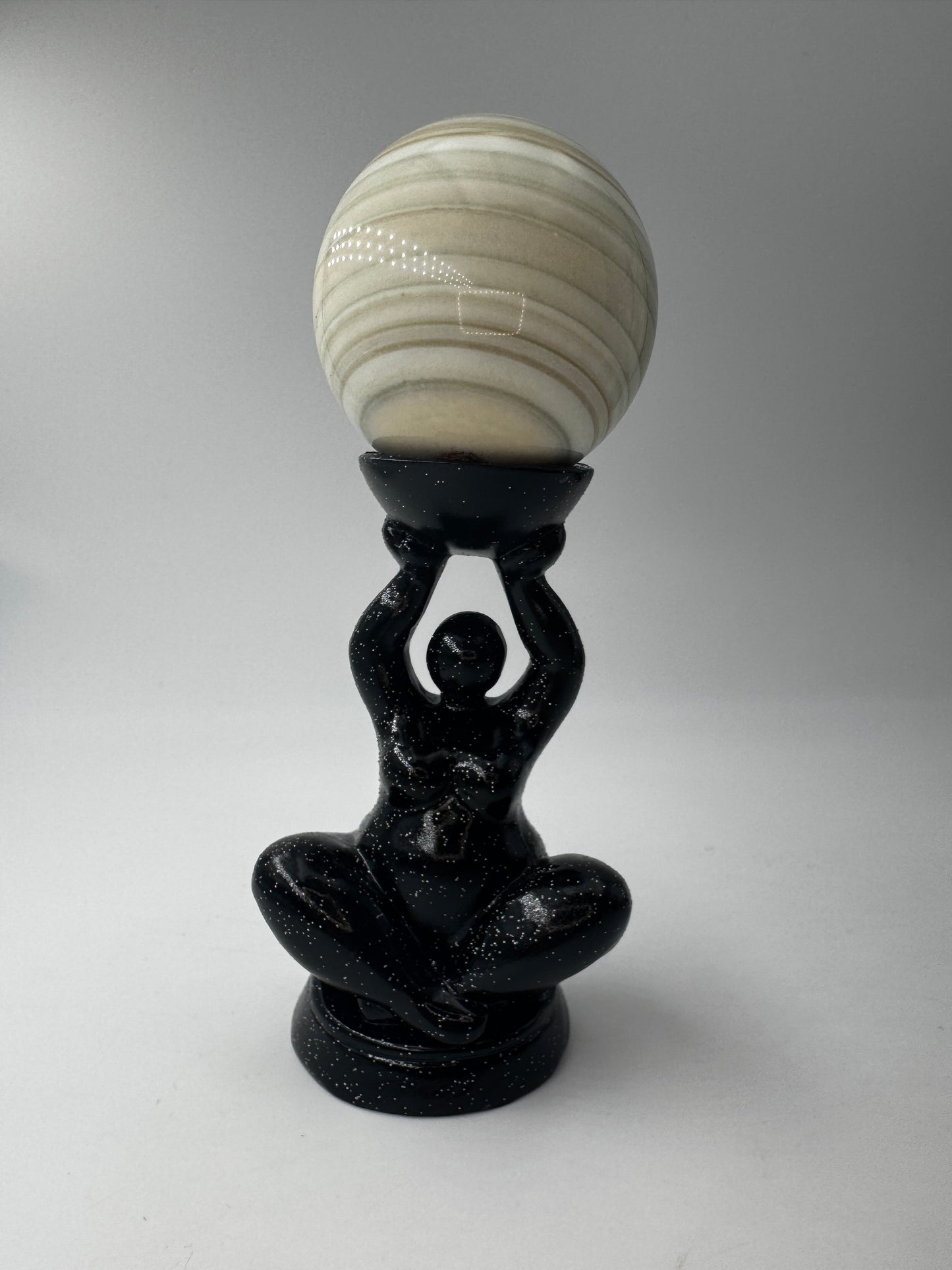 Kugelhalter Curvy in Frauensilhouette, 10 cm hoch – Displayständer für Mineralienkugeln (Ø ca. 5 cm), erhältlich in Schwarz-Glitzer, Gold und Blau-Lila metallic.