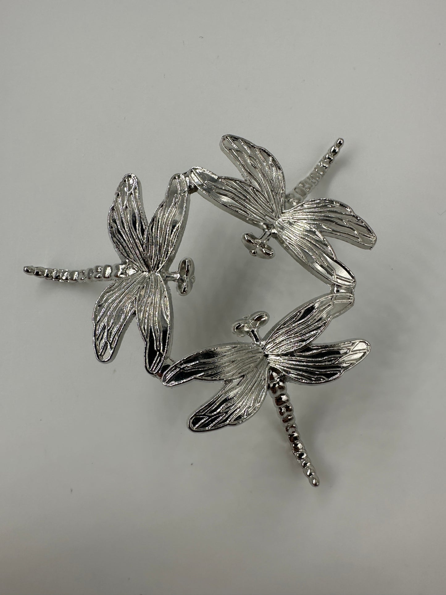 Kugelhalter aus Metall in Silber mit drei Libellen-Motiven