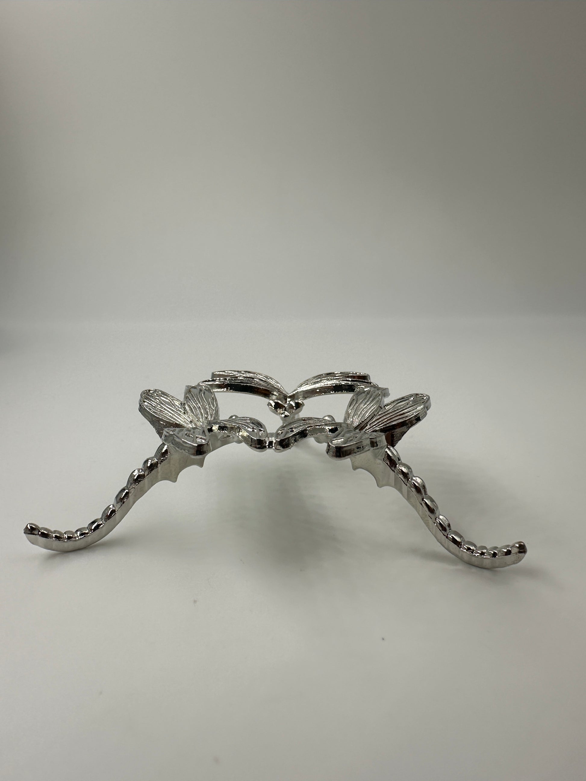 Kugelhalter aus Metall in Silber mit drei Libellen-Motiven