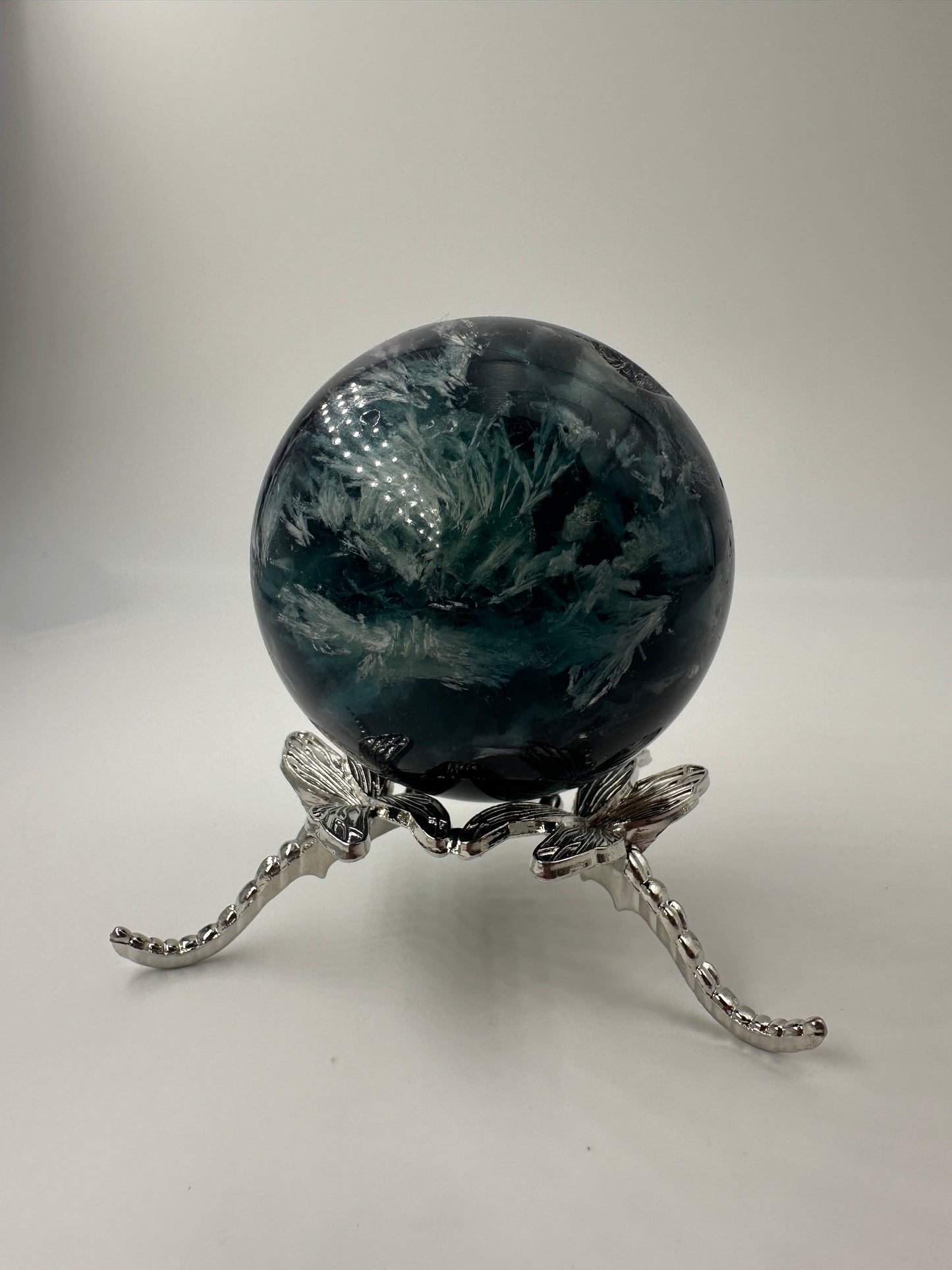 Kugelhalter aus Metall in Silber mit drei Libellen-Motiven