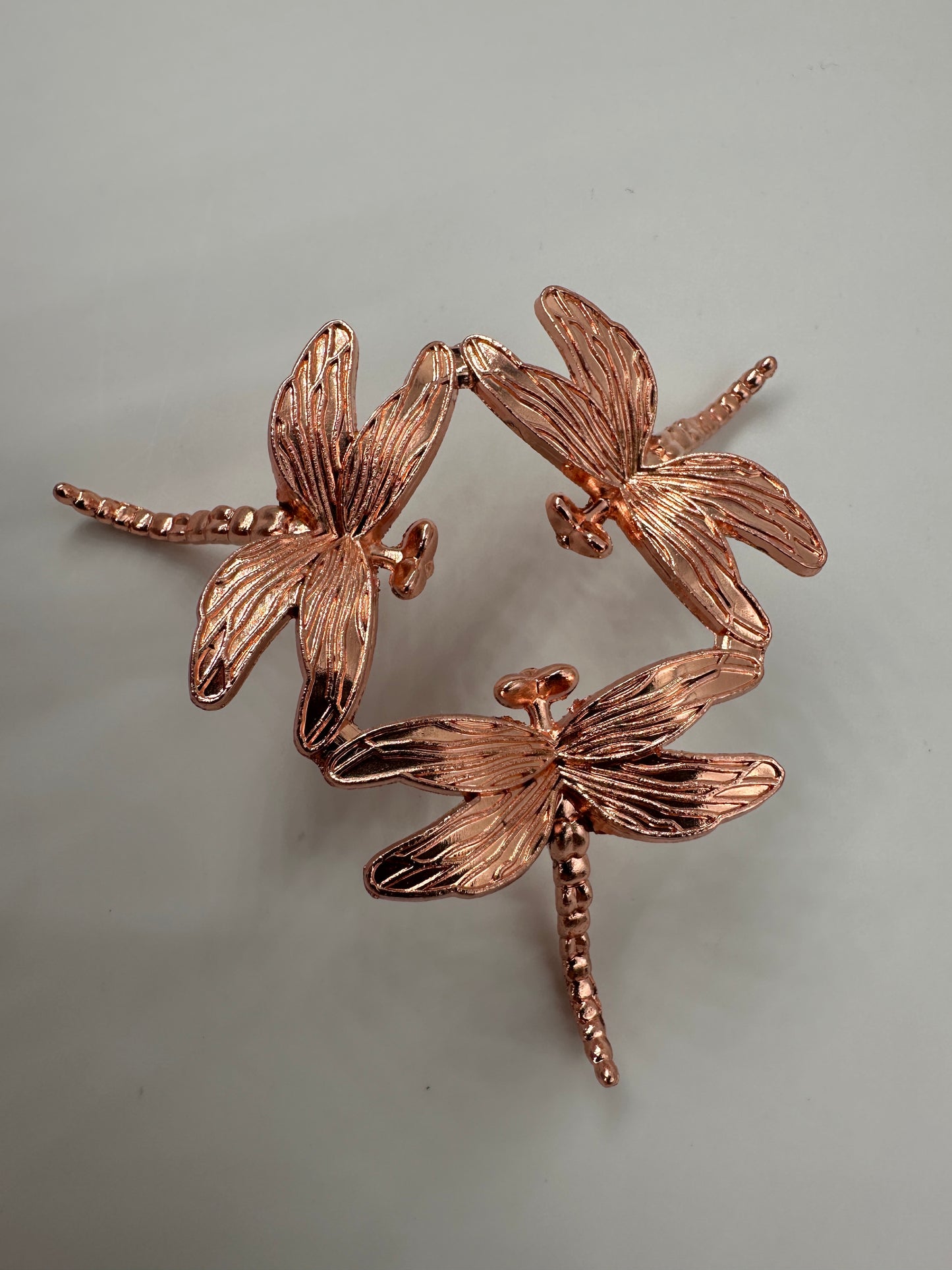 Kugelhalter aus Metall in Roségold mit drei Libellen-Motiven