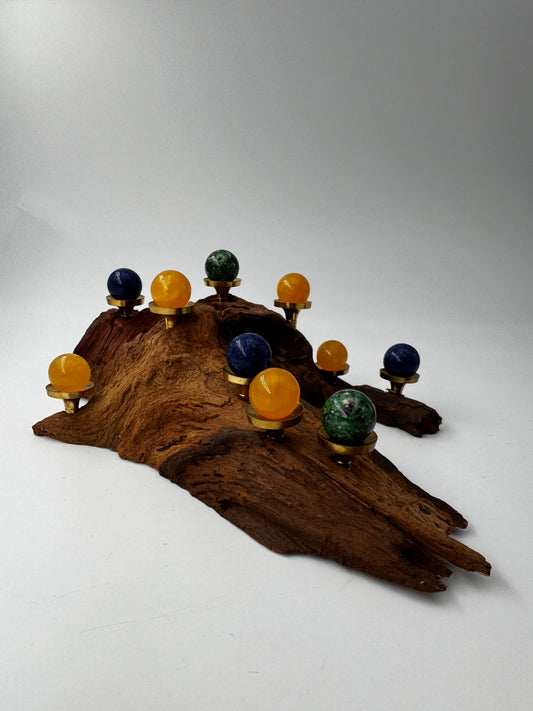 Kugelhalter aus Naturwurzel K95, 21×12 cm, mit Platz für 10 Minikugeln – dekoratives Holzdisplay für Mineraliensammlungen.