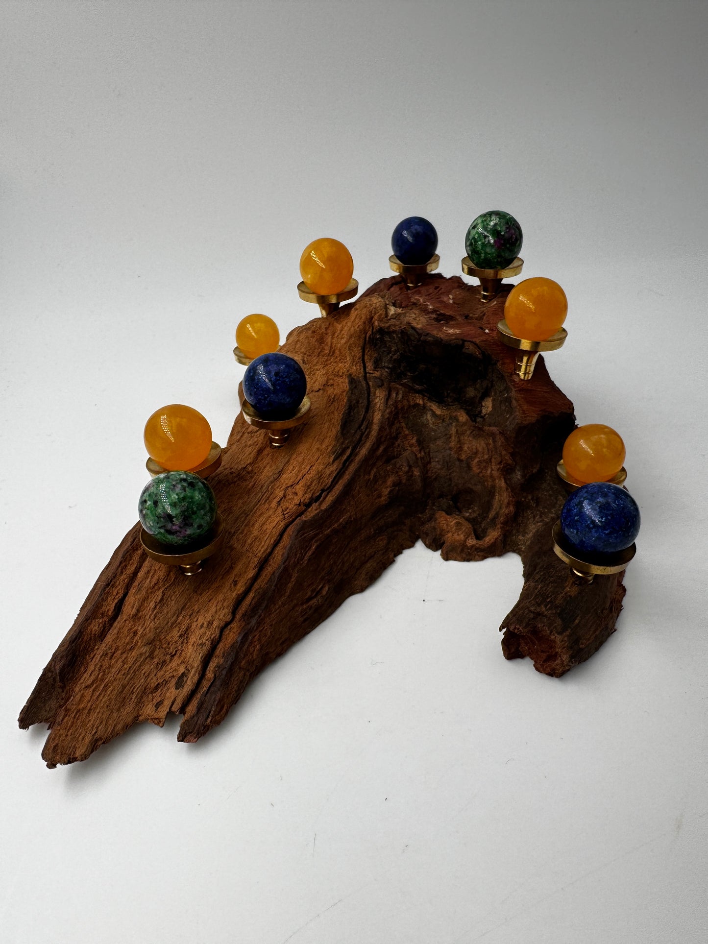 Kugelhalter aus Naturwurzel K95, 21×12 cm, mit Platz für 10 Minikugeln – dekoratives Holzdisplay für Mineraliensammlungen.