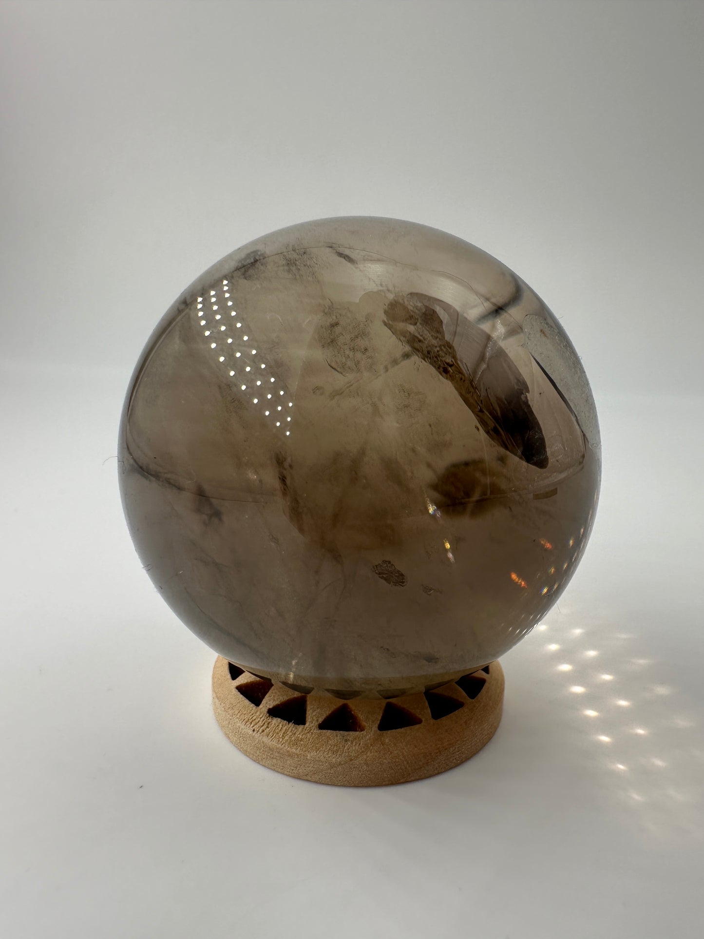 Kugelhalter aus Holz mit Kugel als Beispiel