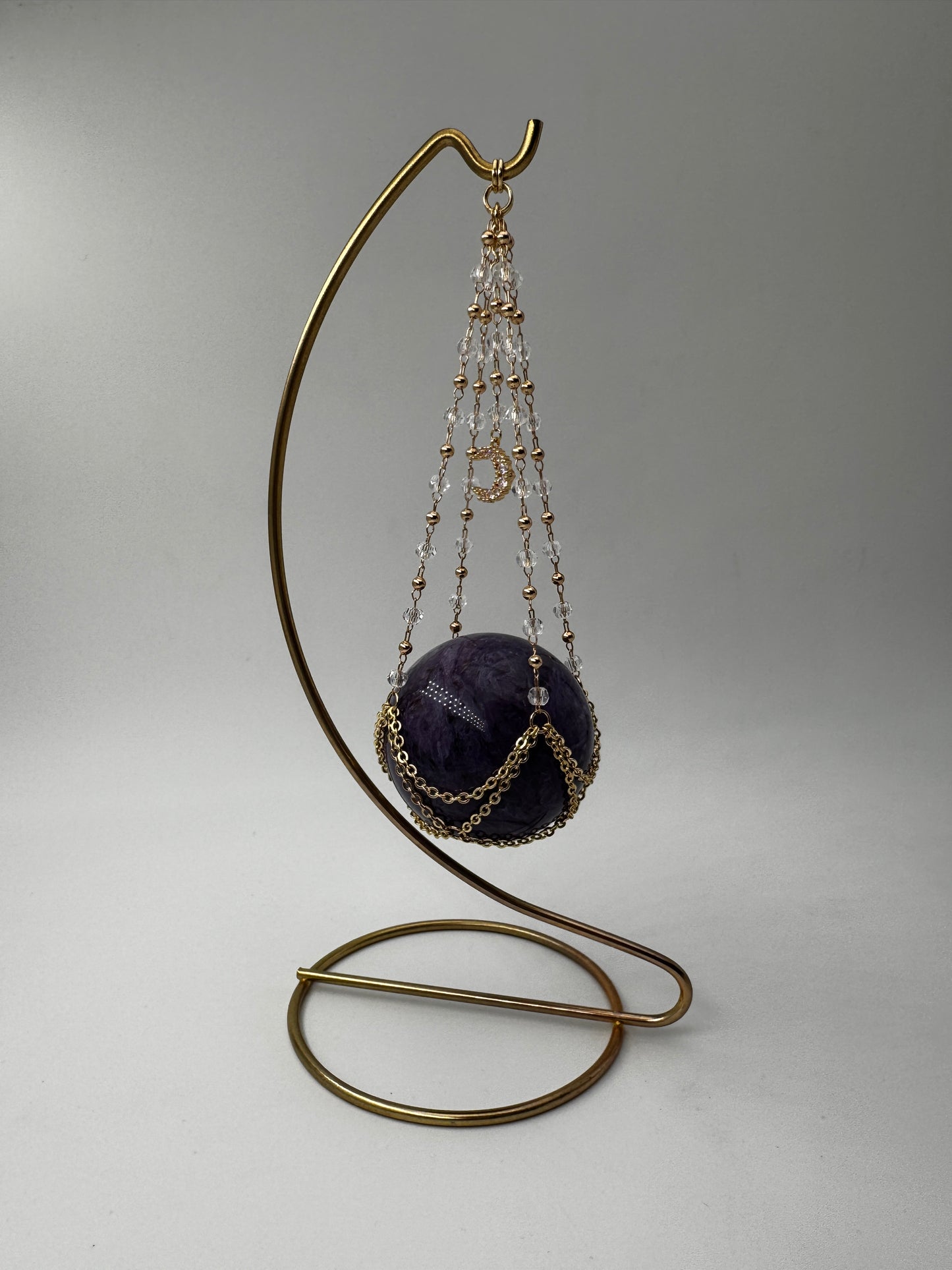 Goldener Metallständer für Mineralkugeln, Höhe 20 cm, mit einer Beispielkugel von 4,7 cm Durchmesser.