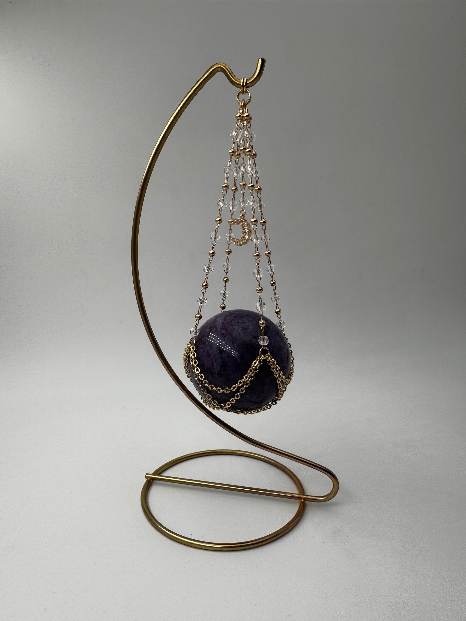 Goldener Metallständer für Mineralkugeln, Höhe 20 cm, mit einer Beispielkugel von 4,7 cm Durchmesser.