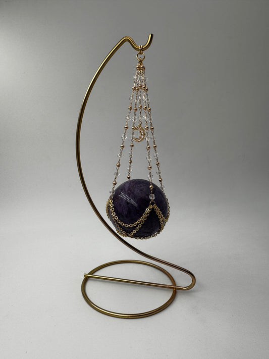 Goldener Metallständer für Mineralkugeln, Höhe 20 cm, mit einer Beispielkugel von 4,7 cm Durchmesser.