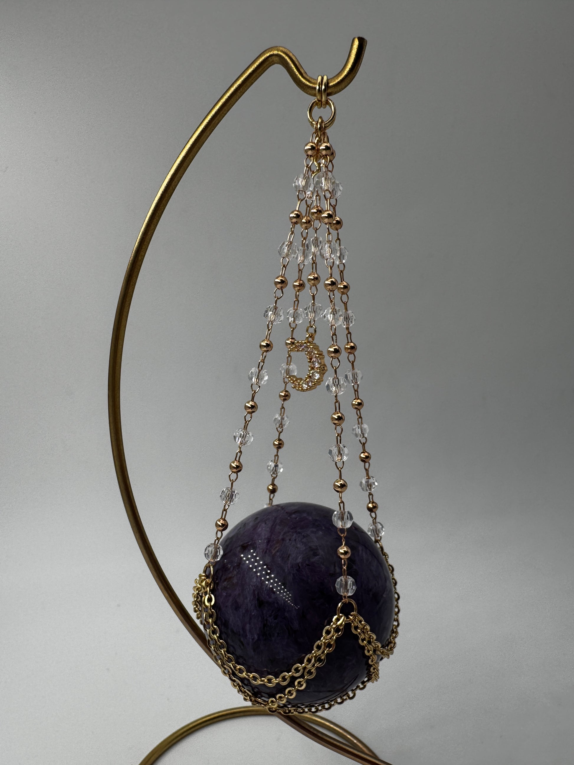 Goldener Metallständer für Mineralkugeln, Höhe 20 cm, mit einer Beispielkugel von 4,7 cm Durchmesser.