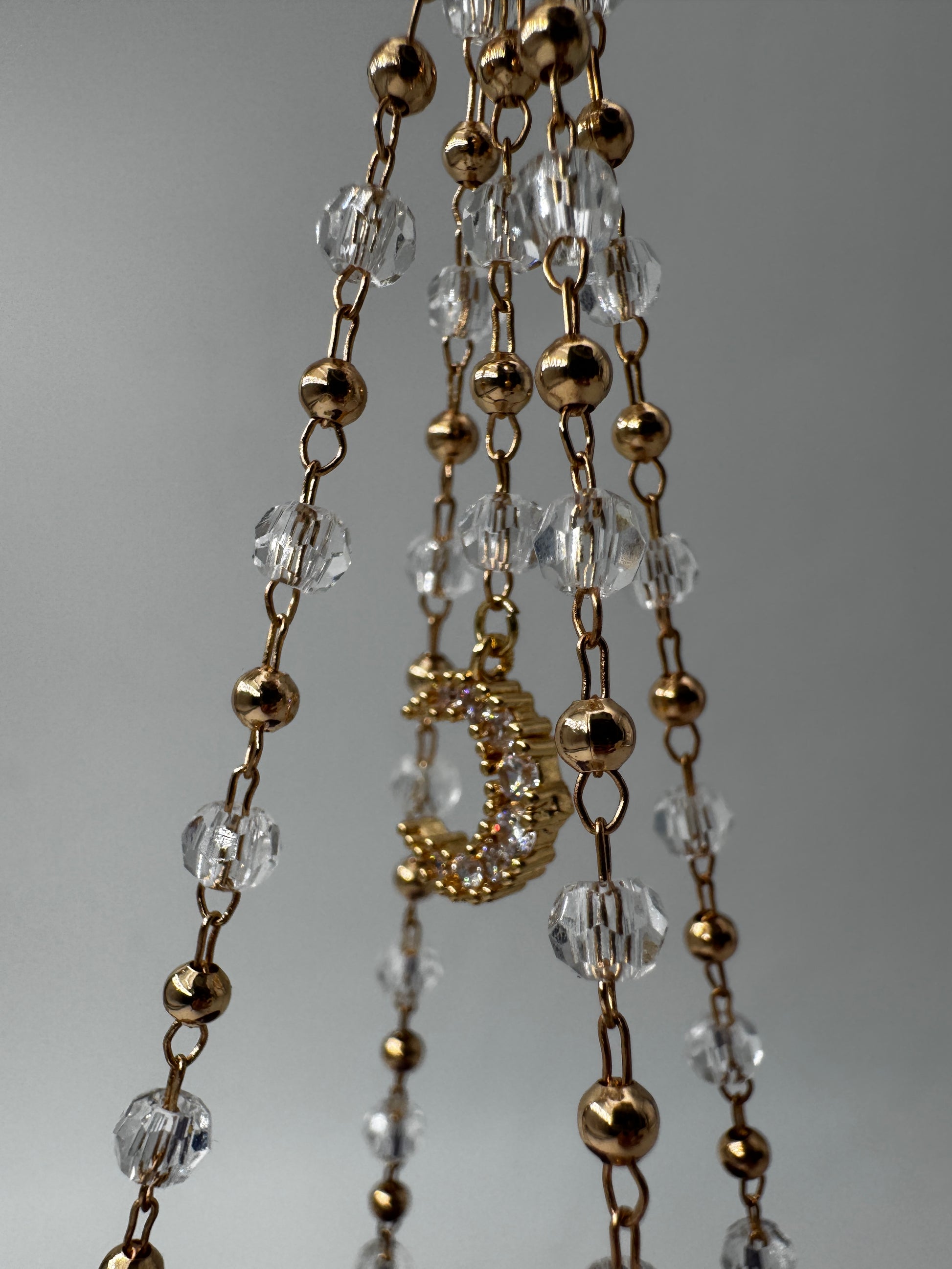 Goldener Metallständer für Mineralkugeln, Höhe 20 cm, mit einer Beispielkugel von 4,7 cm Durchmesser.