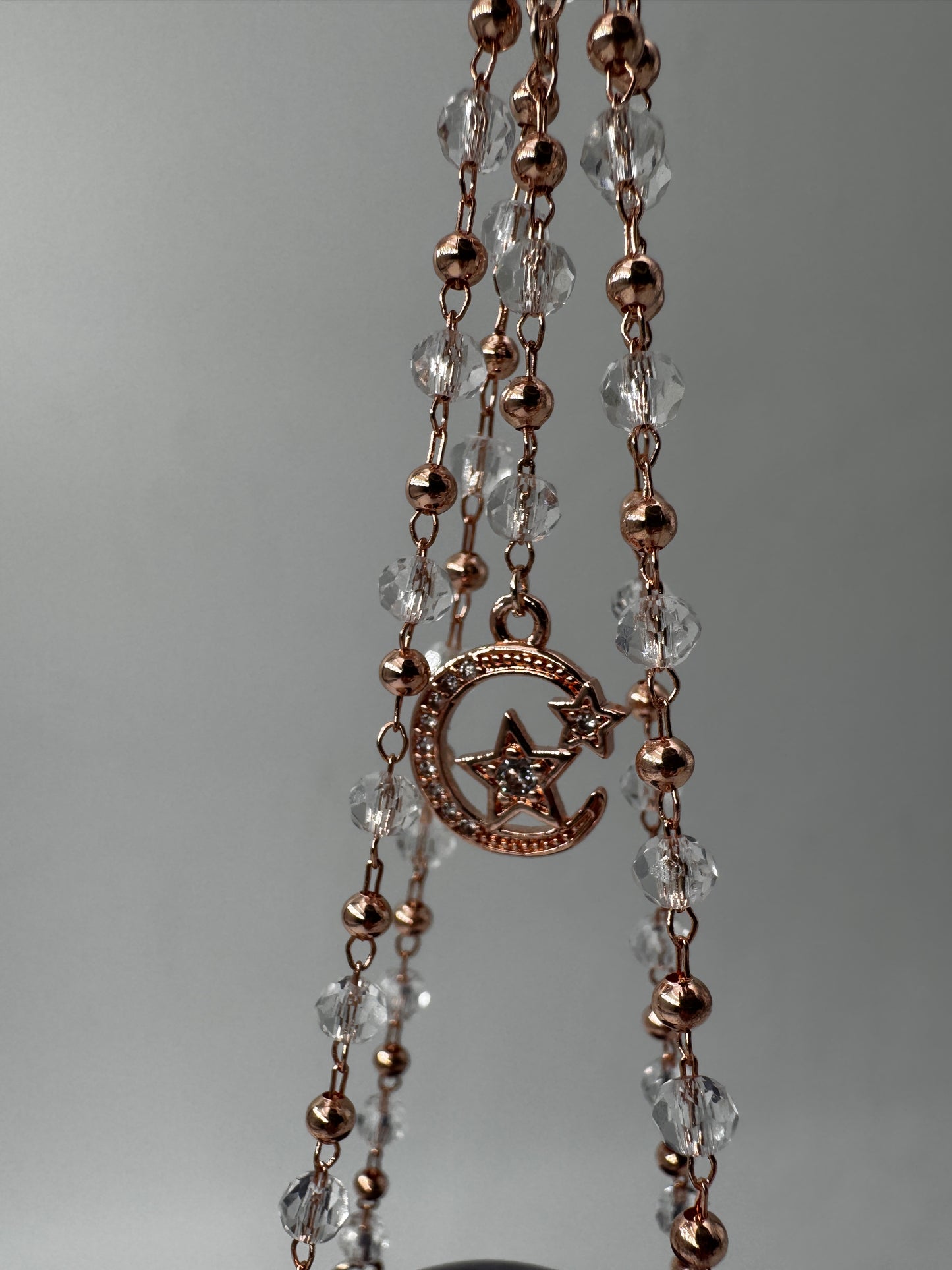Roséfarbener Metallständer für Mineralkugeln, Höhe 23,5 cm, mit einer Beispielkugel von 4,7 cm Durchmesser.