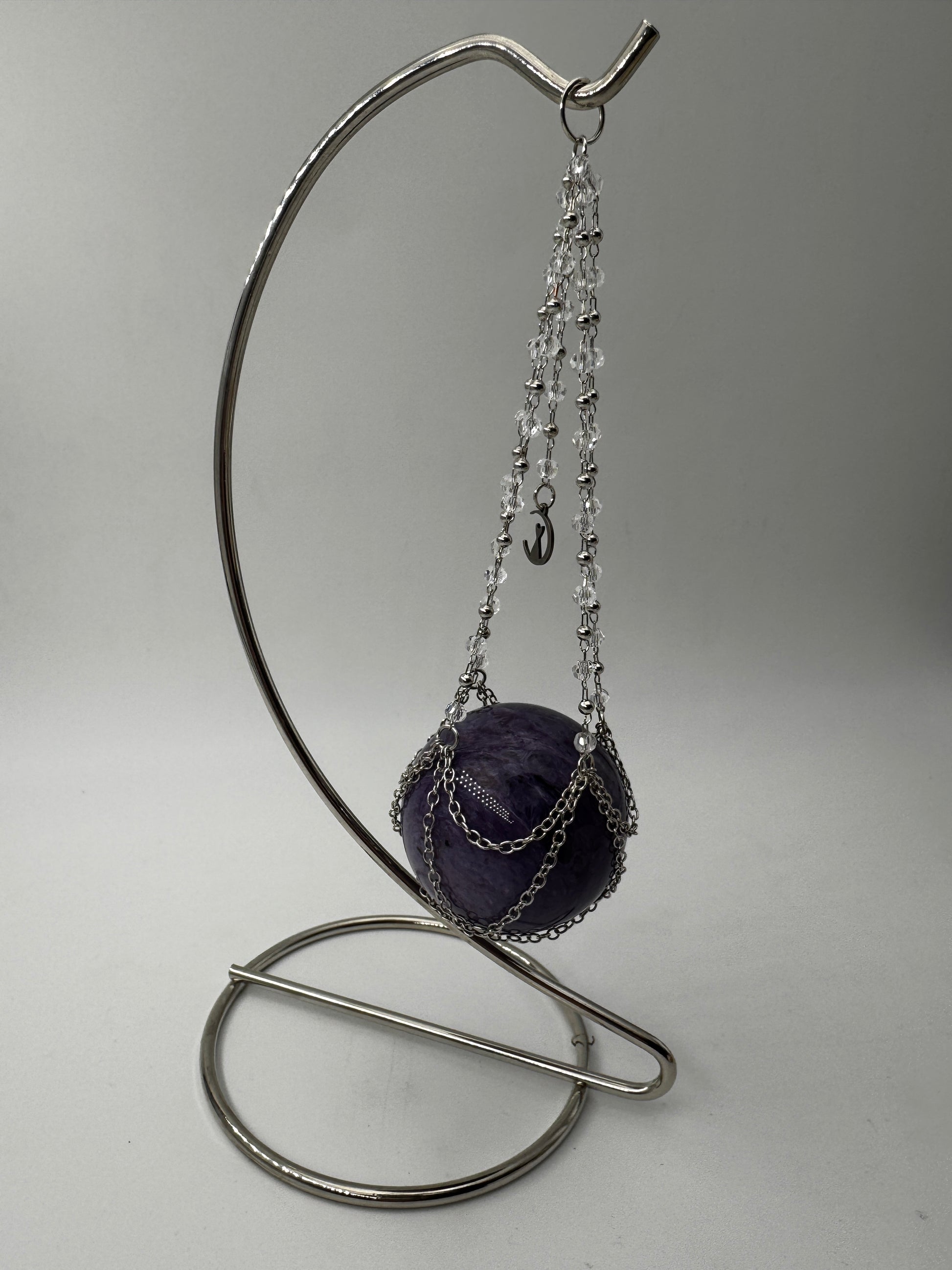 Silberner Metallständer für Mineralkugeln, Höhe 22 cm, mit einer Beispielkugel von 4,7 cm Durchmesser.