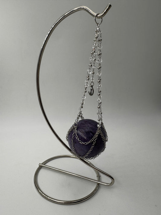 Silberner Metallständer für Mineralkugeln, Höhe 22 cm, mit einer Beispielkugel von 4,7 cm Durchmesser.
