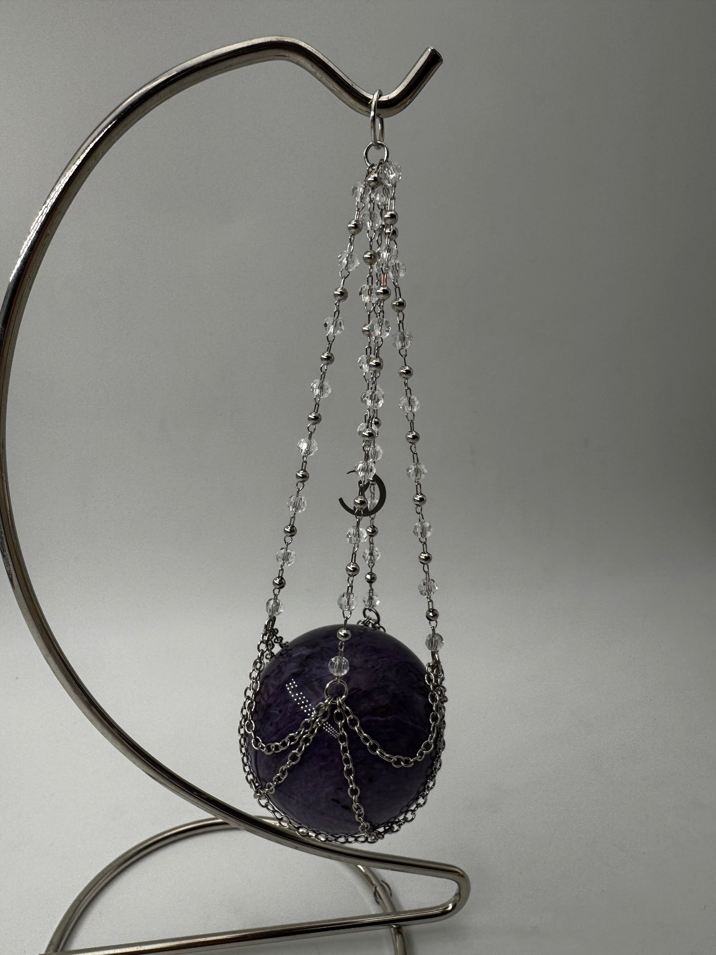 Silberner Metallständer für Mineralkugeln, Höhe 22 cm, mit einer Beispielkugel von 4,7 cm Durchmesser.