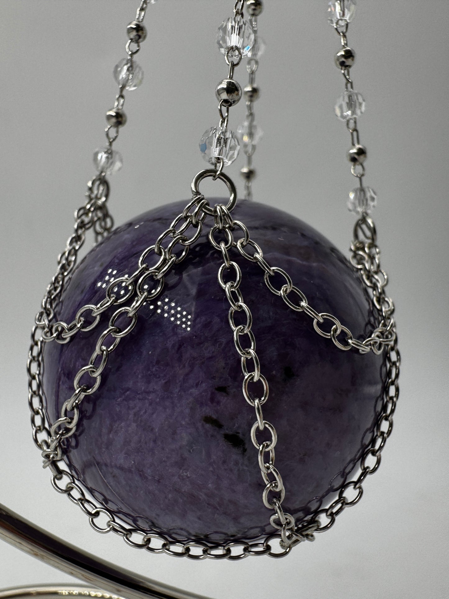 Silberner Metallständer für Mineralkugeln, Höhe 22 cm, mit einer Beispielkugel von 4,7 cm Durchmesser.