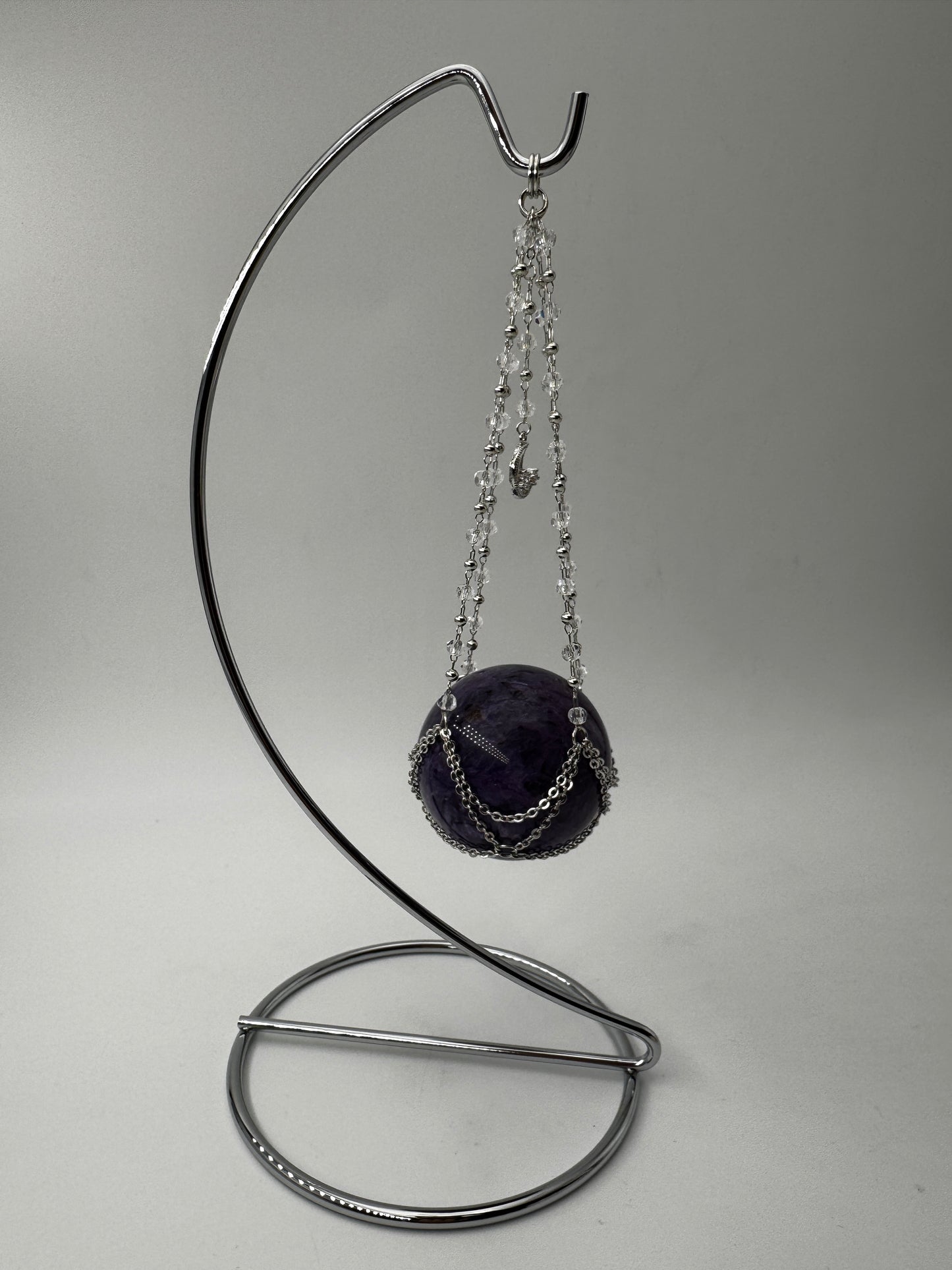 Silberner Metallständer für Mineralkugeln, Höhe 23,5 cm, mit einer Beispielkugel von 4,7 cm Durchmesser.