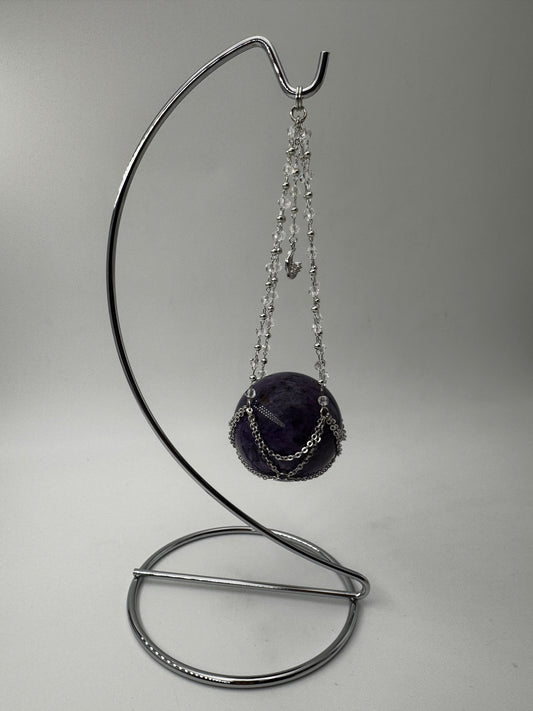 Silberner Metallständer für Mineralkugeln, Höhe 23,5 cm, mit einer Beispielkugel von 4,7 cm Durchmesser.