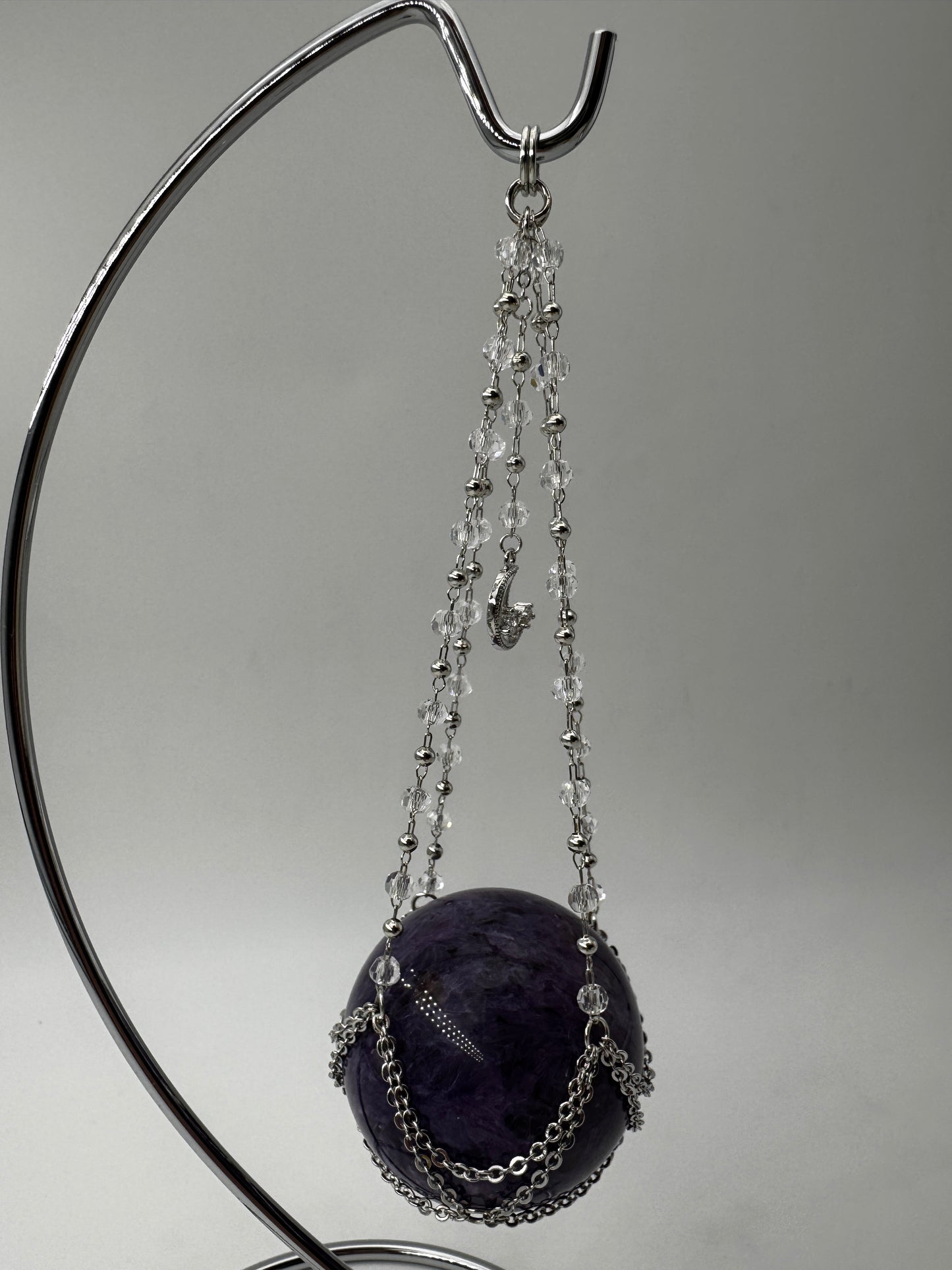 Silberner Metallständer für Mineralkugeln, Höhe 23,5 cm, mit einer Beispielkugel von 4,7 cm Durchmesser.