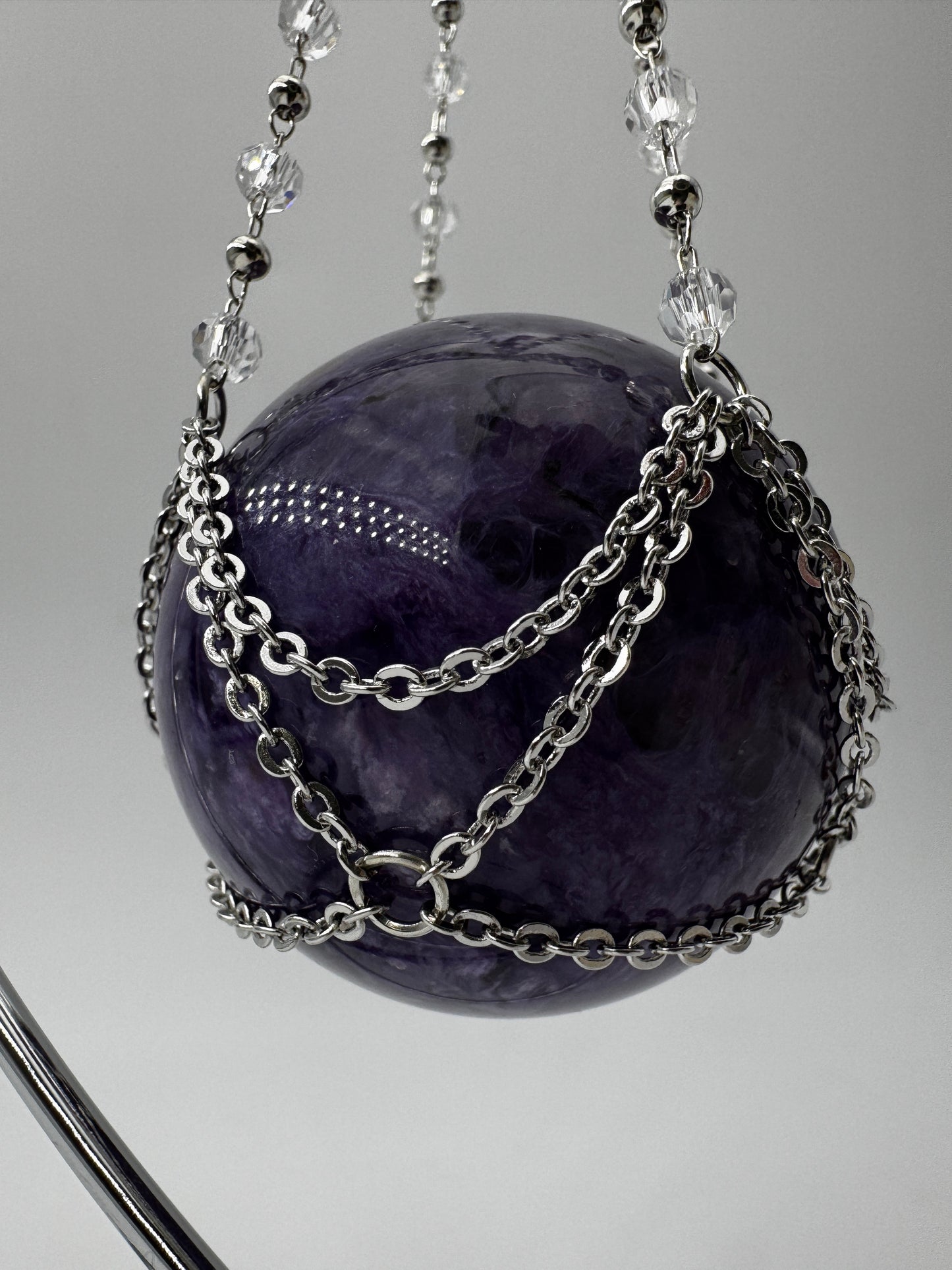 Silberner Metallständer für Mineralkugeln, Höhe 23,5 cm, mit einer Beispielkugel von 4,7 cm Durchmesser.