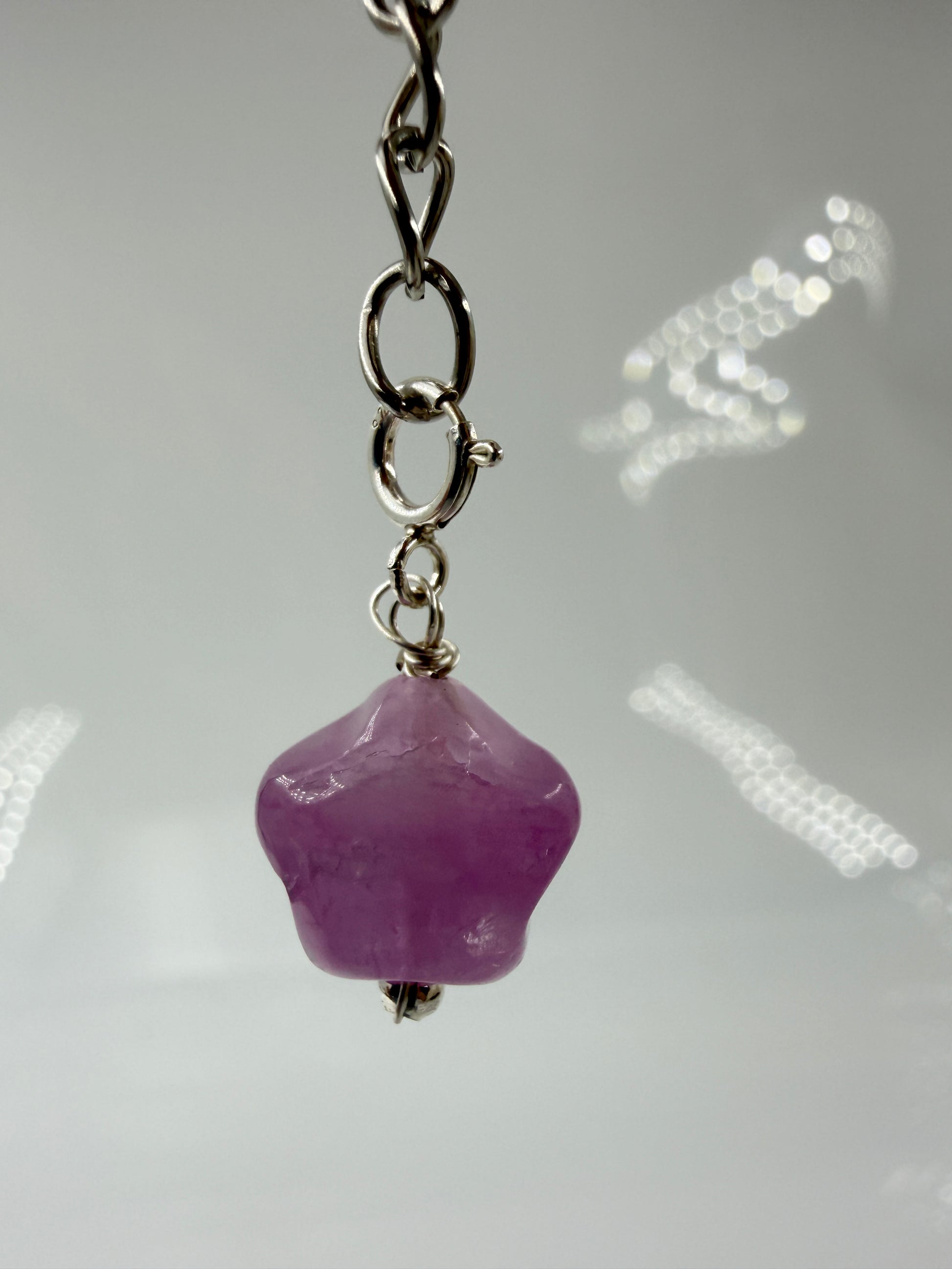 Kunzit (Spodumen) in zart-Rosa mit Edelstahl-Öse, ca. 1,1 × 1,1 cm