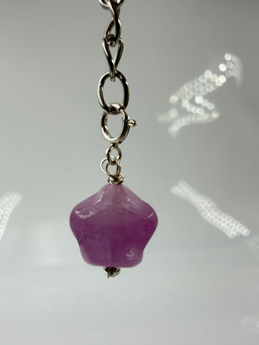 Kunzit (Spodumen) in zart-Rosa mit Edelstahl-Öse, ca. 1,1 × 1,1 cm