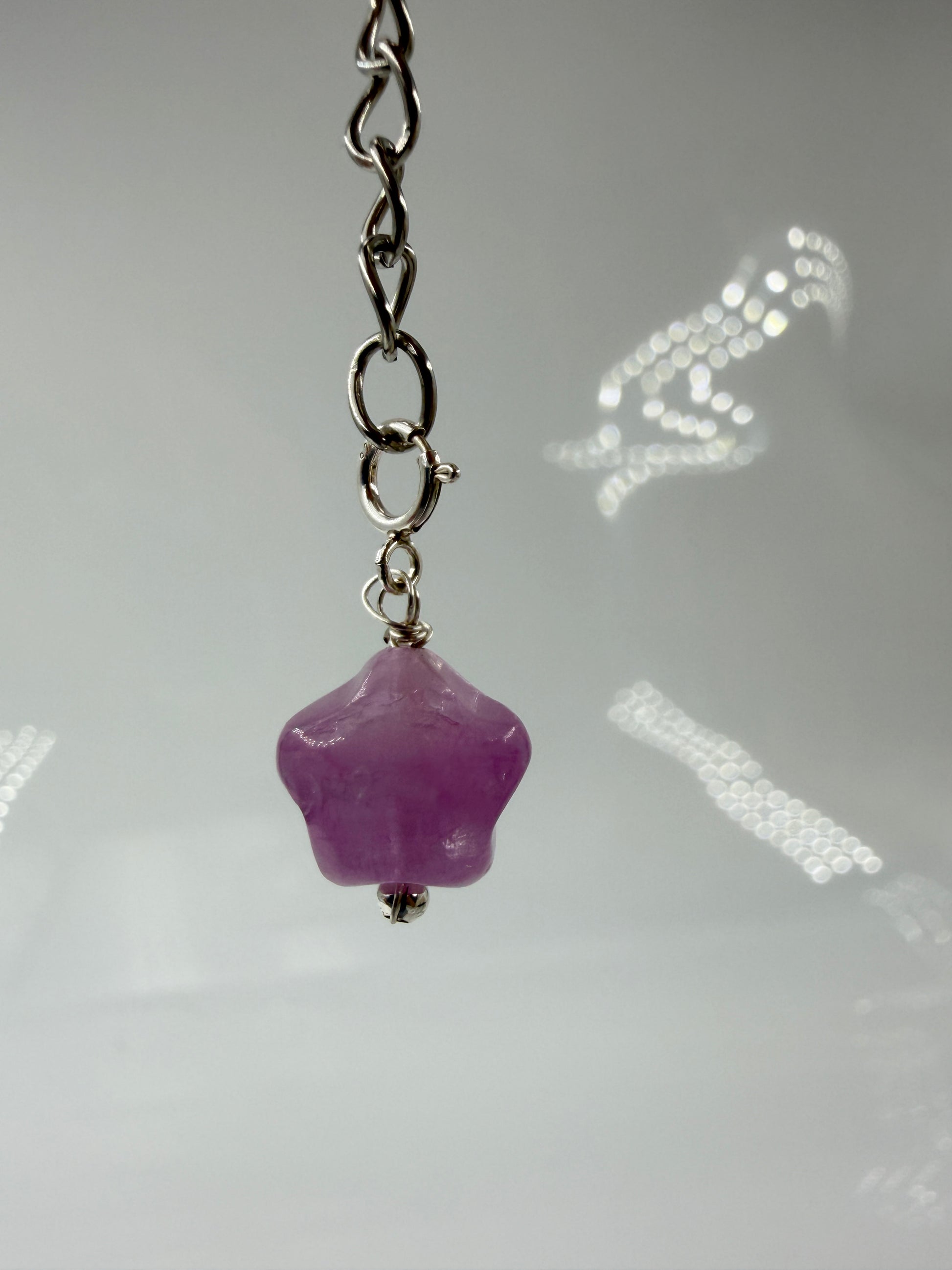 Kunzit (Spodumen) in zart-Rosa mit Edelstahl-Öse, ca. 1,1 × 1,1 cm