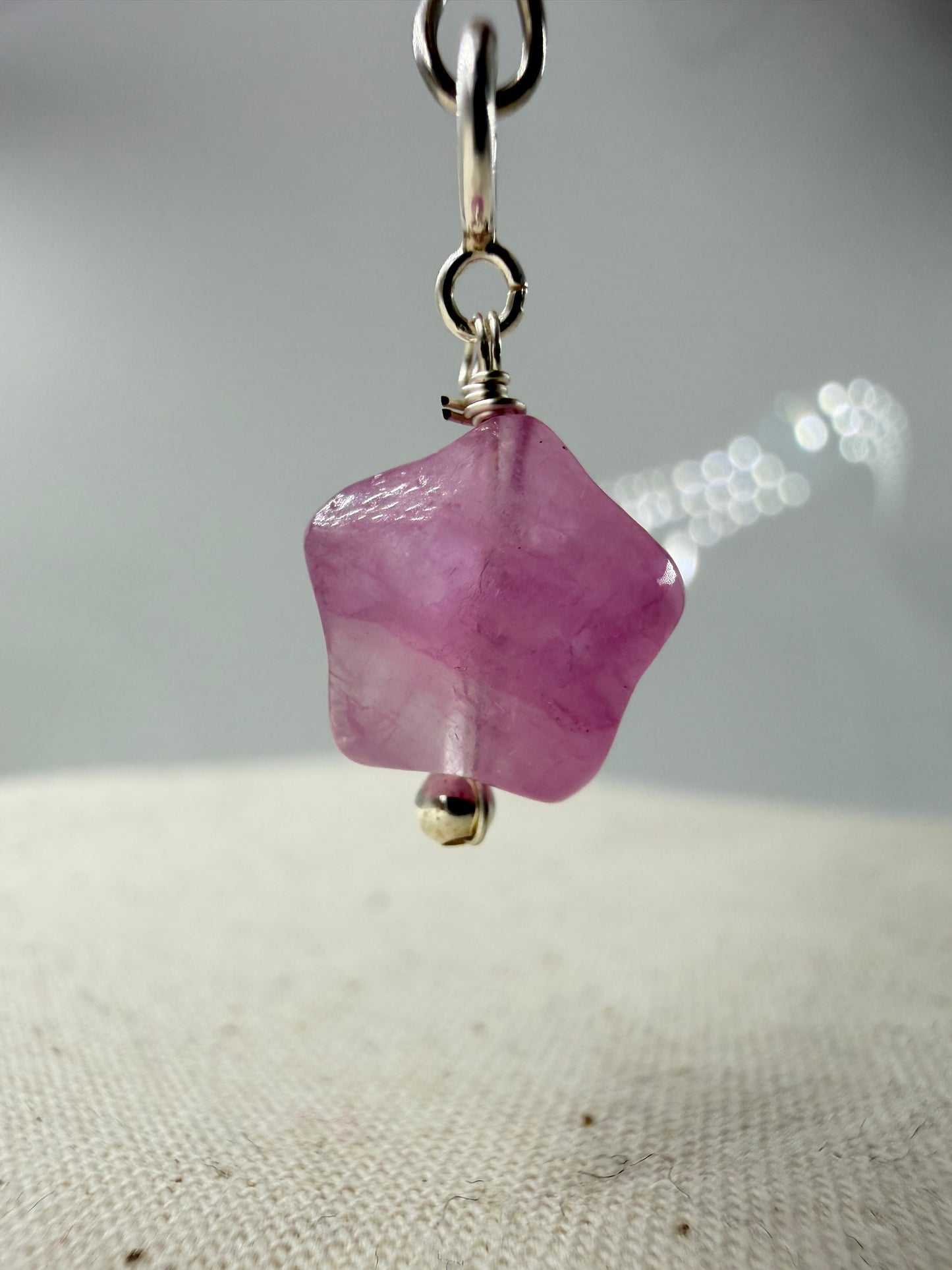 Kunzit (Spodumen) in zart-Rosa mit Edelstahl-Öse, ca. 1,1 × 1,1 cm