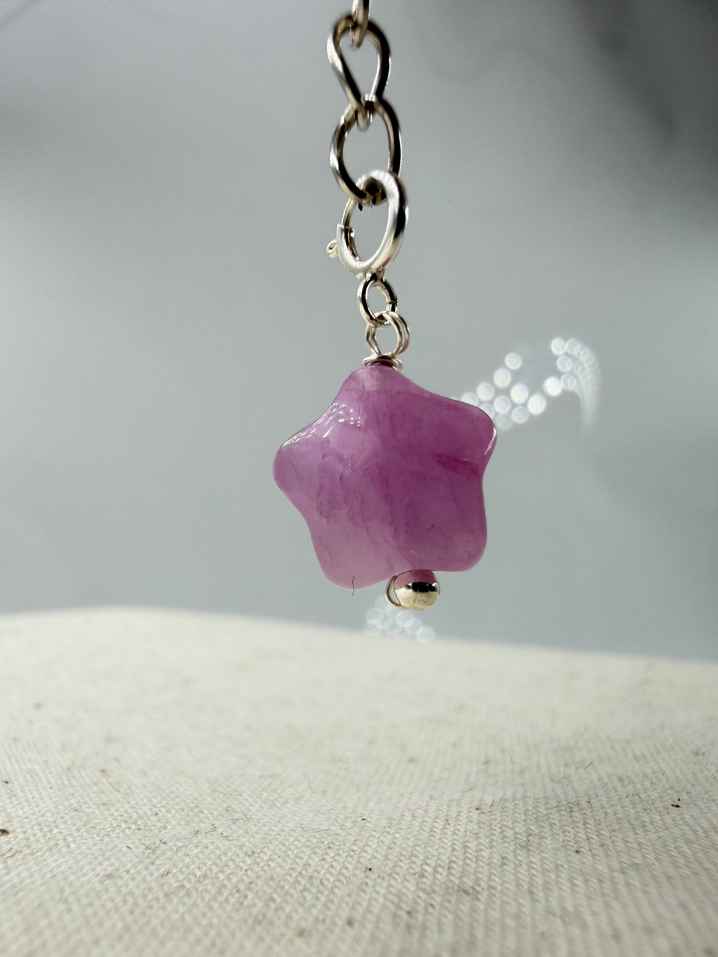 Kunzit (Spodumen) in zart-Rosa mit Edelstahl-Öse, ca. 1,1 × 1,1 cm
