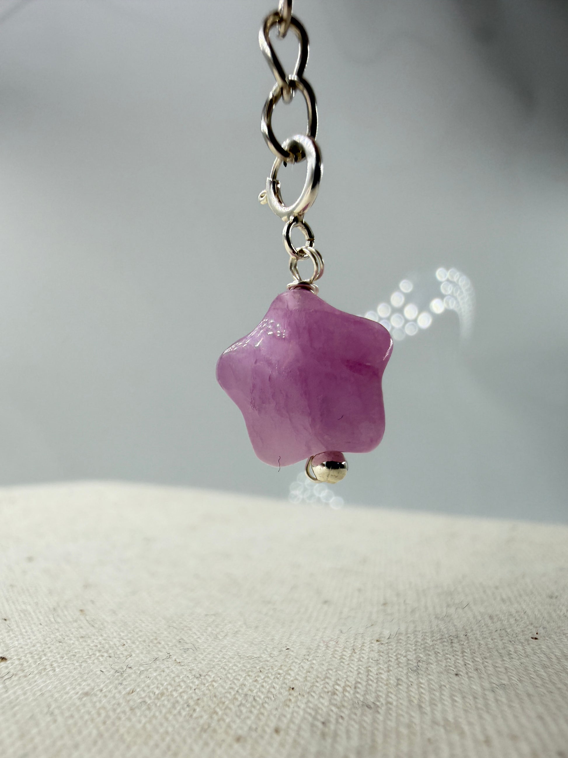 Kunzit (Spodumen) in zart-Rosa mit Edelstahl-Öse, ca. 1,1 × 1,1 cm