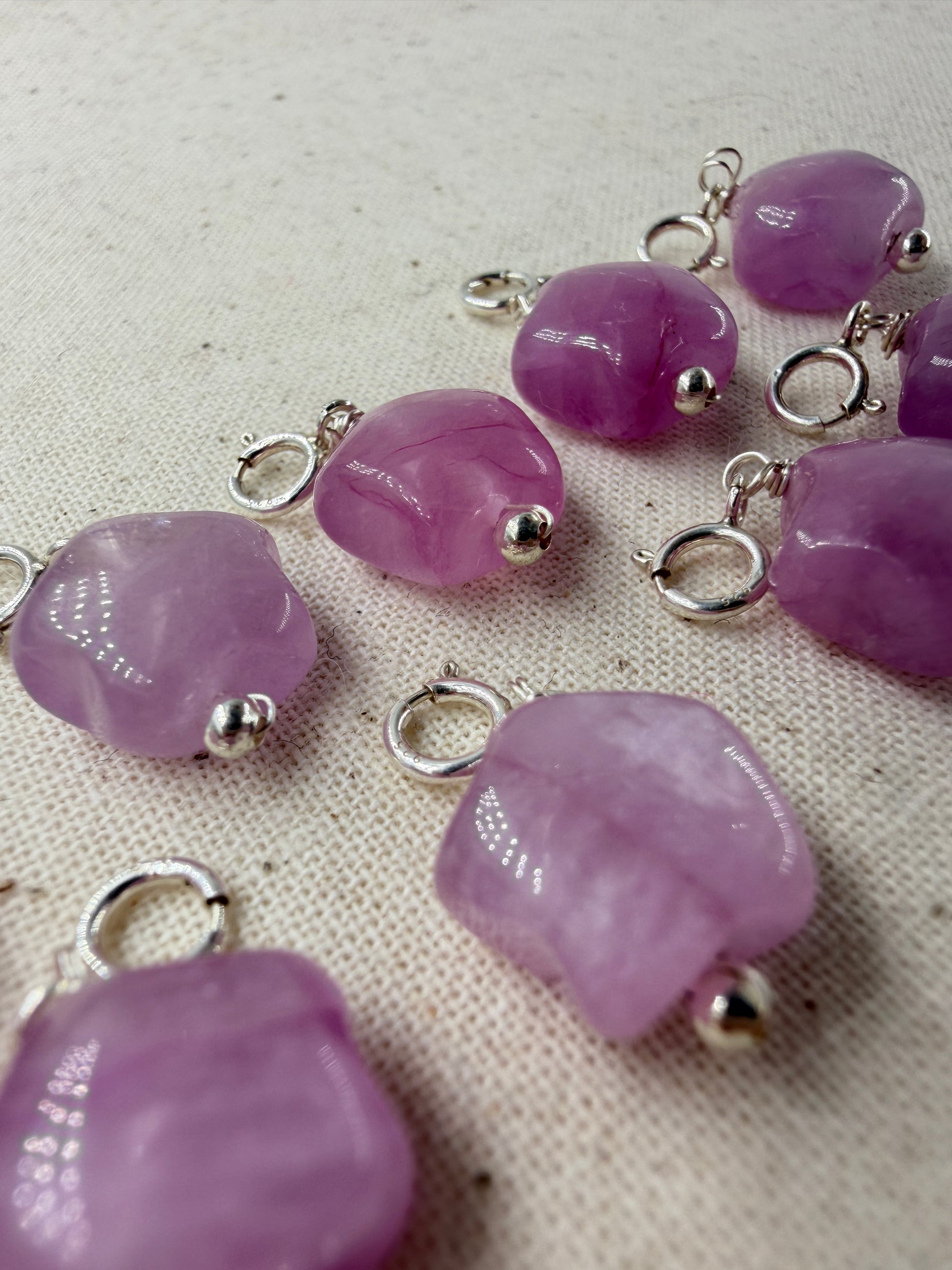 Kunzit (Spodumen) in zart-Rosa mit Edelstahl-Öse, ca. 1,1 × 1,1 cm
