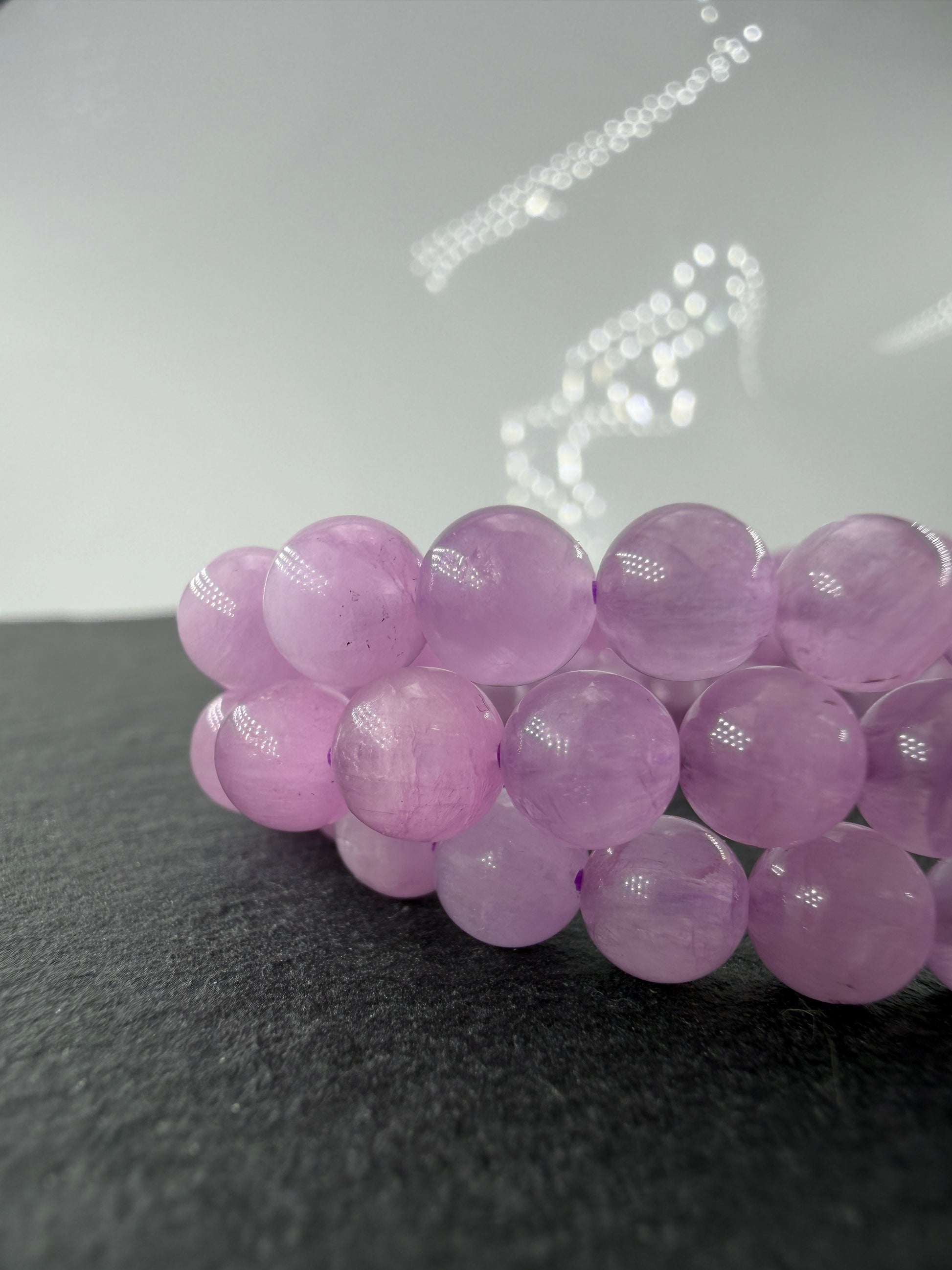 Kunzit Armbänder KA26 – Detailansicht der natürlichen Spodumen-Kugeln in Rosa.