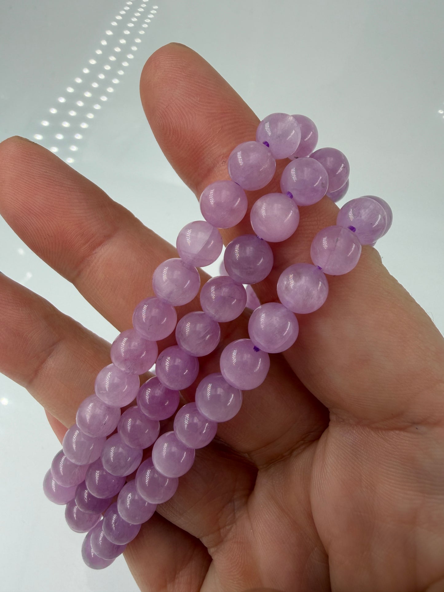 Kunzit Armbänder KA26 – Detailansicht der natürlichen Spodumen-Kugeln in Rosa.