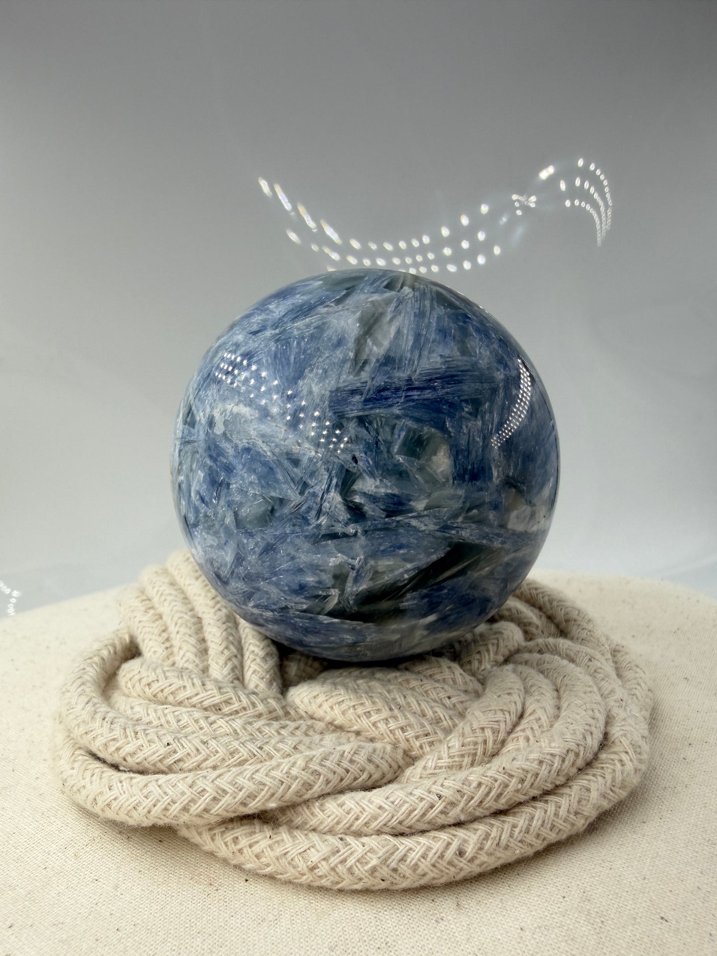 handpolierte Mineralien-Kugel in Blau mit charakteristischer Lamellenstruktur, Durchmesser 6,5 cm