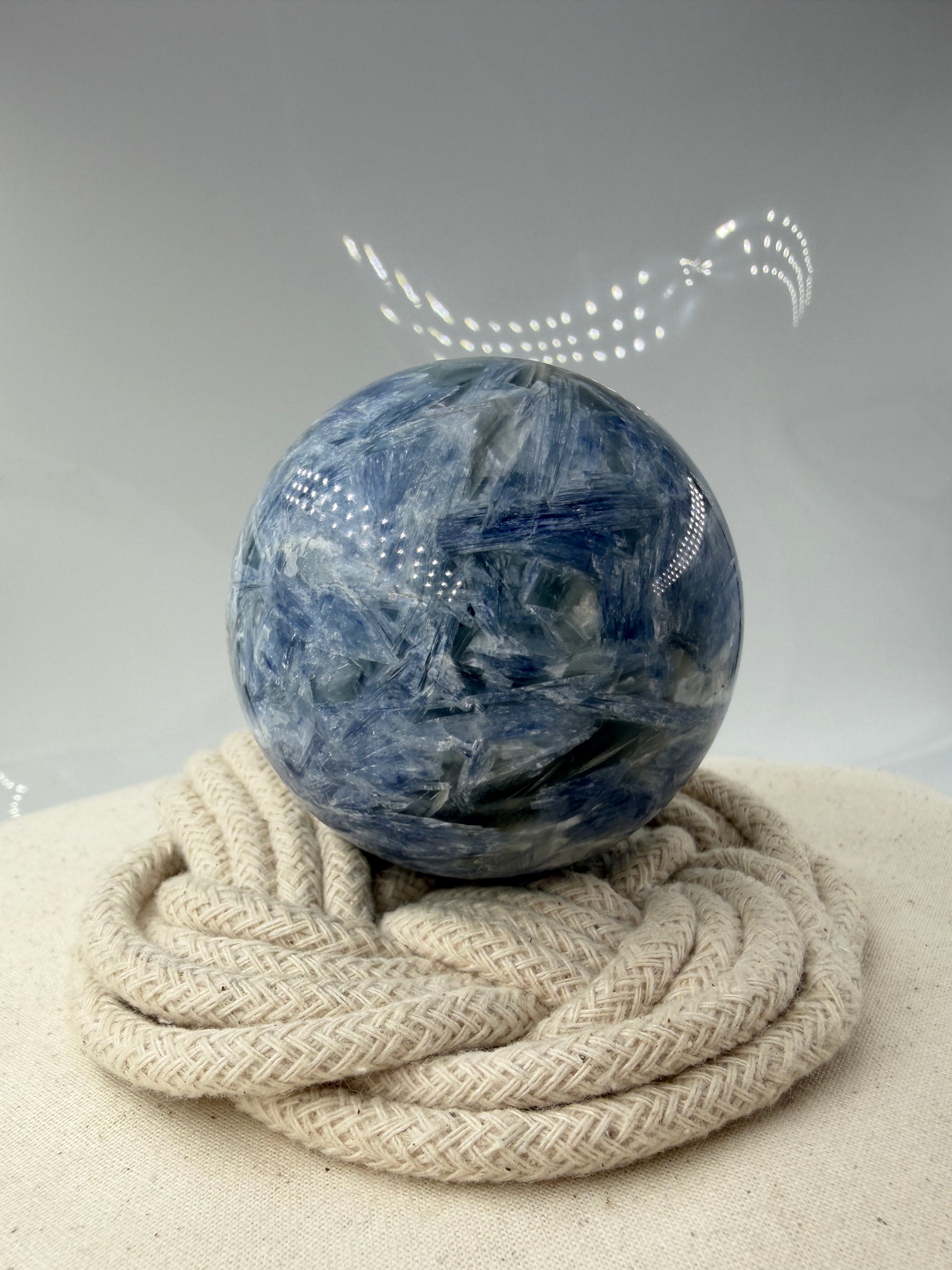 handpolierte Mineralien-Kugel in Blau mit charakteristischer Lamellenstruktur, Durchmesser 6,5 cm