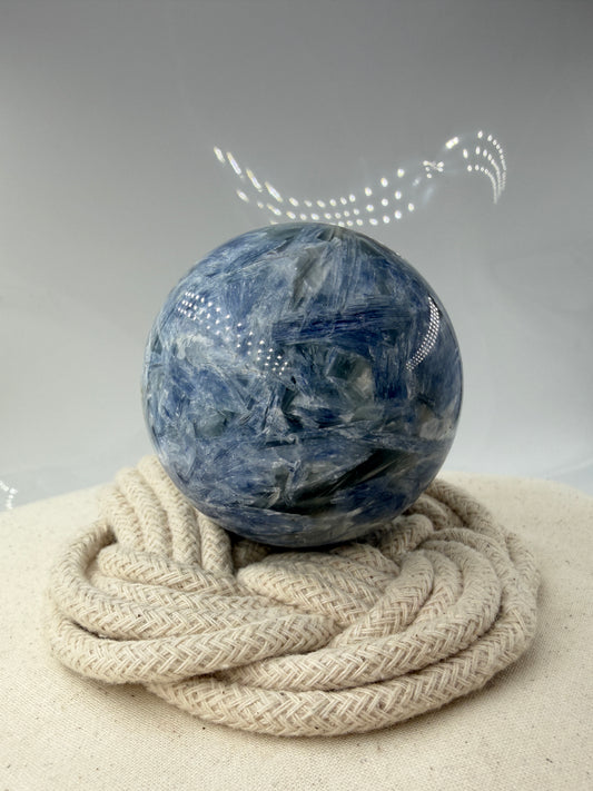 handpolierte Mineralien-Kugel in Blau mit charakteristischer Lamellenstruktur, Durchmesser 6,5 cm