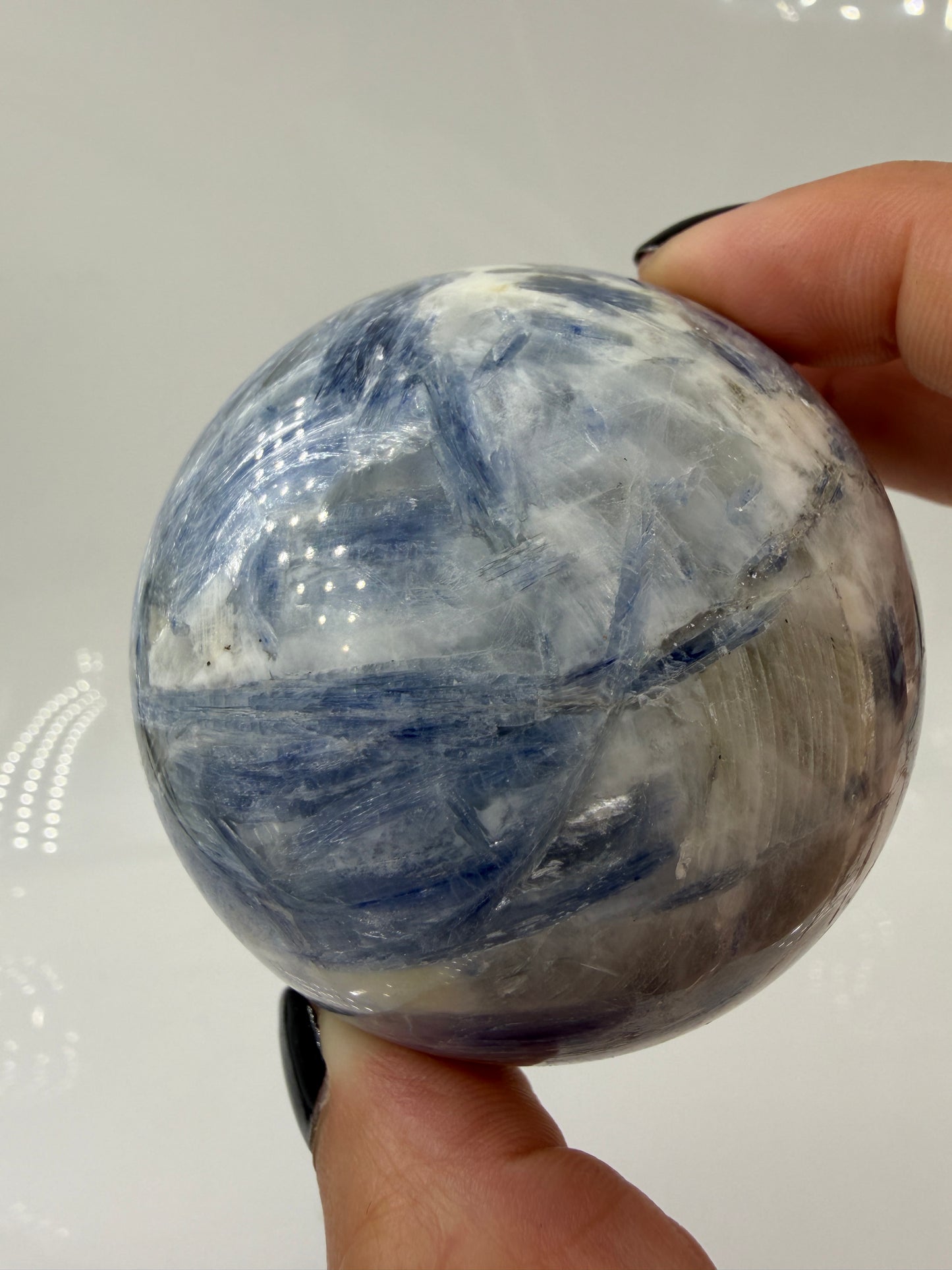 handpolierte Mineralien-Kugel in Blau mit charakteristischer Lamellenstruktur, Durchmesser 6,5 cm