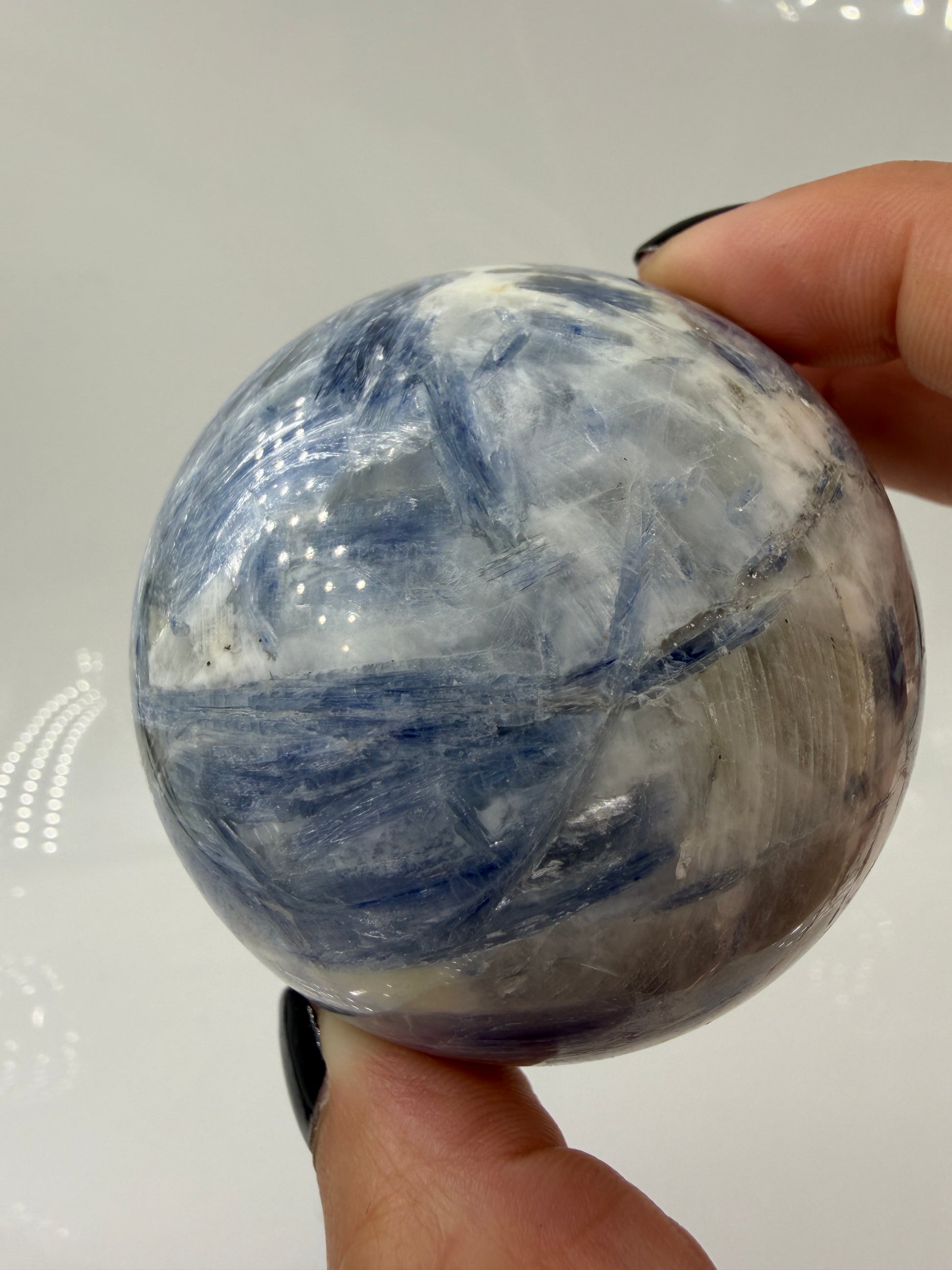 handpolierte Mineralien-Kugel in Blau mit charakteristischer Lamellenstruktur, Durchmesser 6,5 cm