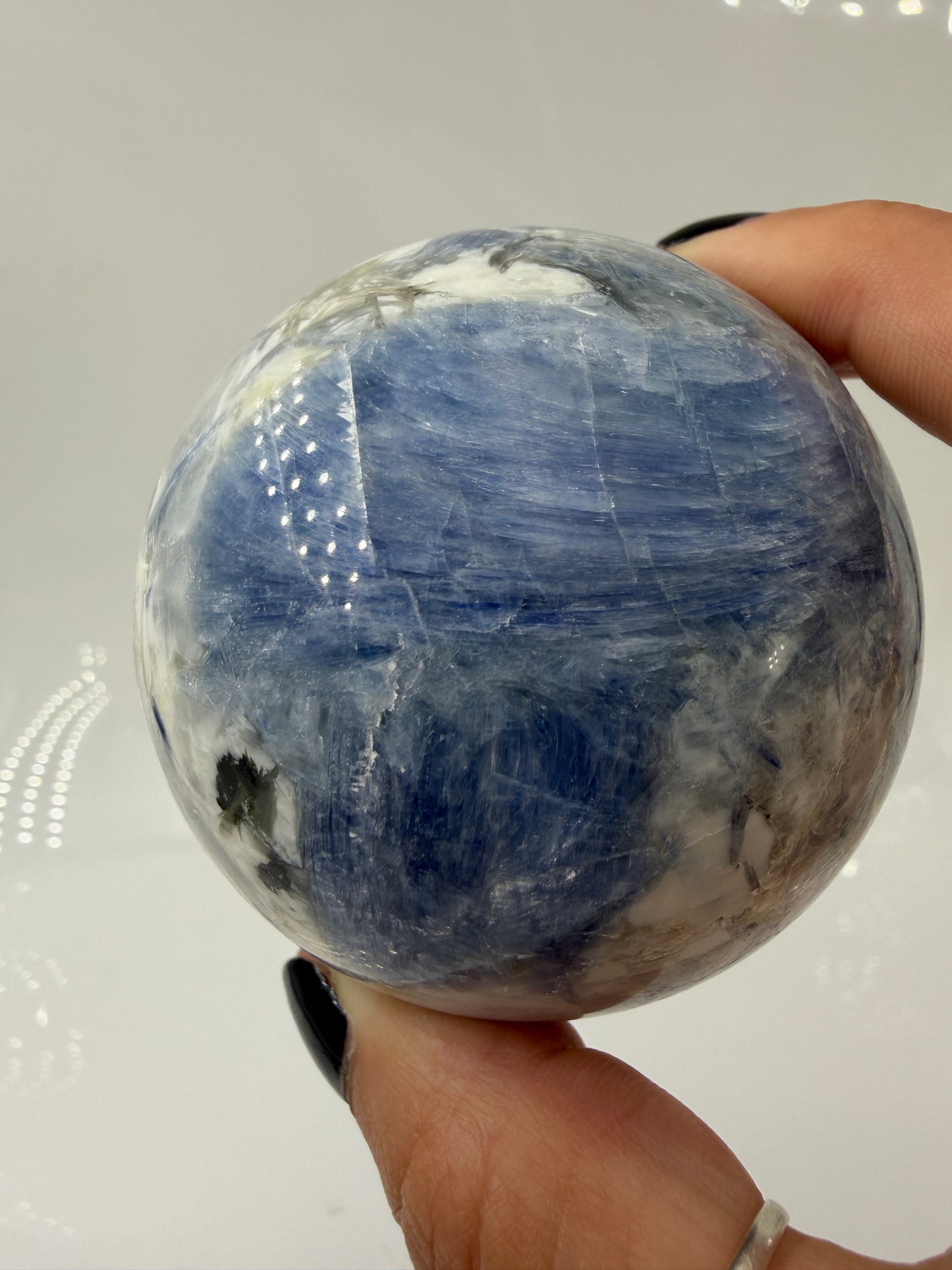 handpolierte Mineralien-Kugel in Blau mit charakteristischer Lamellenstruktur, Durchmesser 6,5 cm