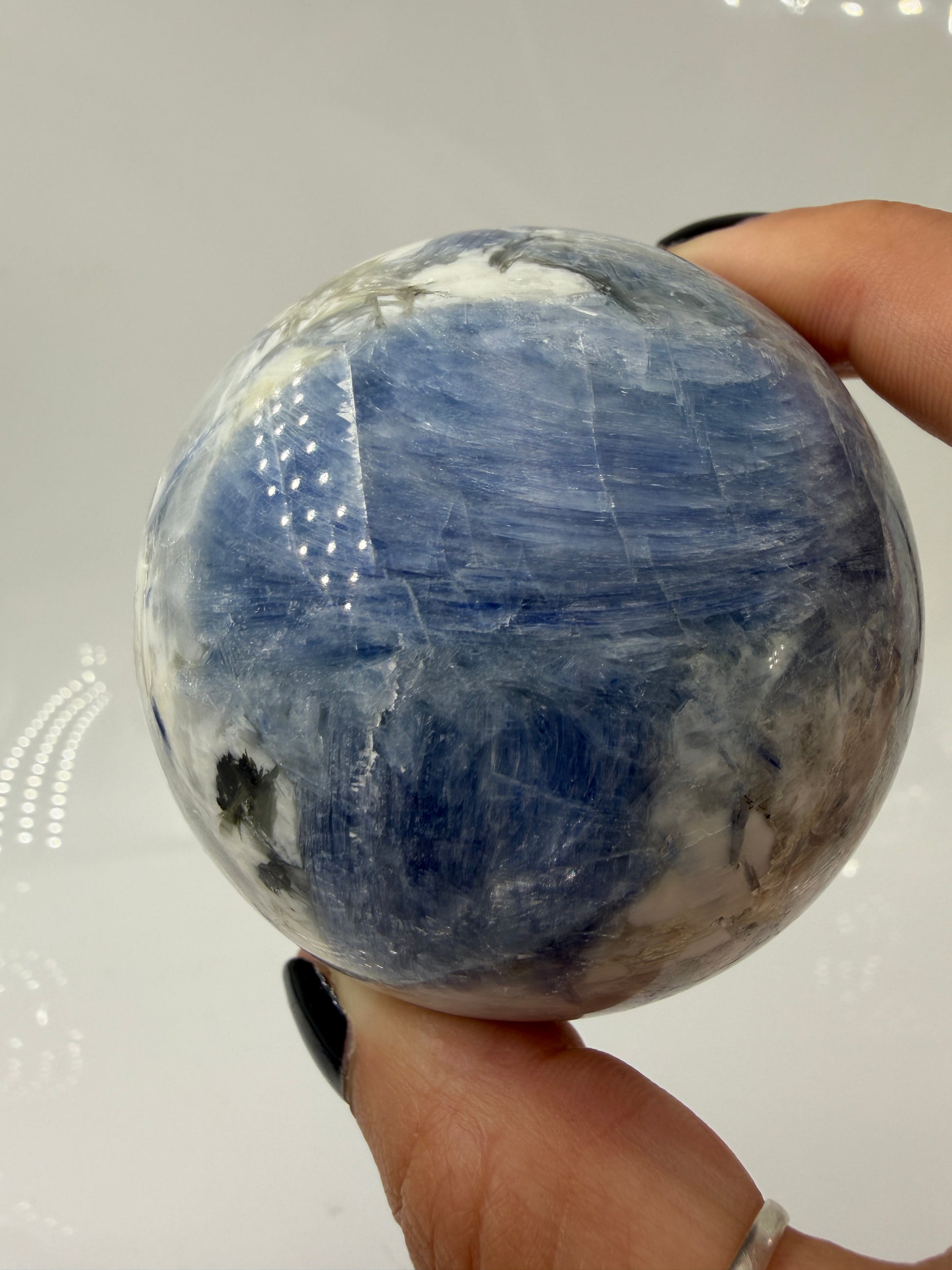 handpolierte Mineralien-Kugel in Blau mit charakteristischer Lamellenstruktur, Durchmesser 6,5 cm