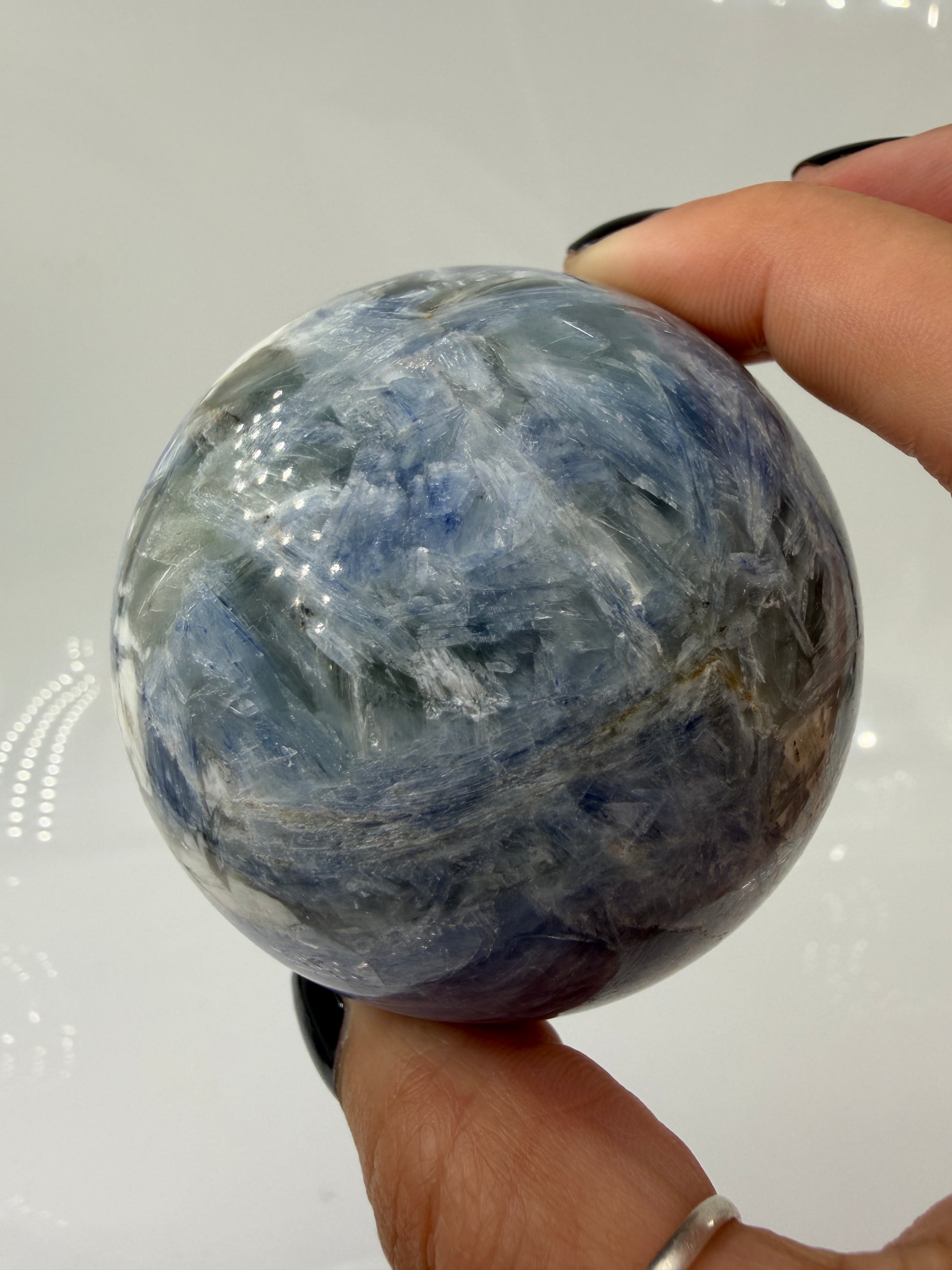 handpolierte Mineralien-Kugel in Blau mit charakteristischer Lamellenstruktur, Durchmesser 6,5 cm