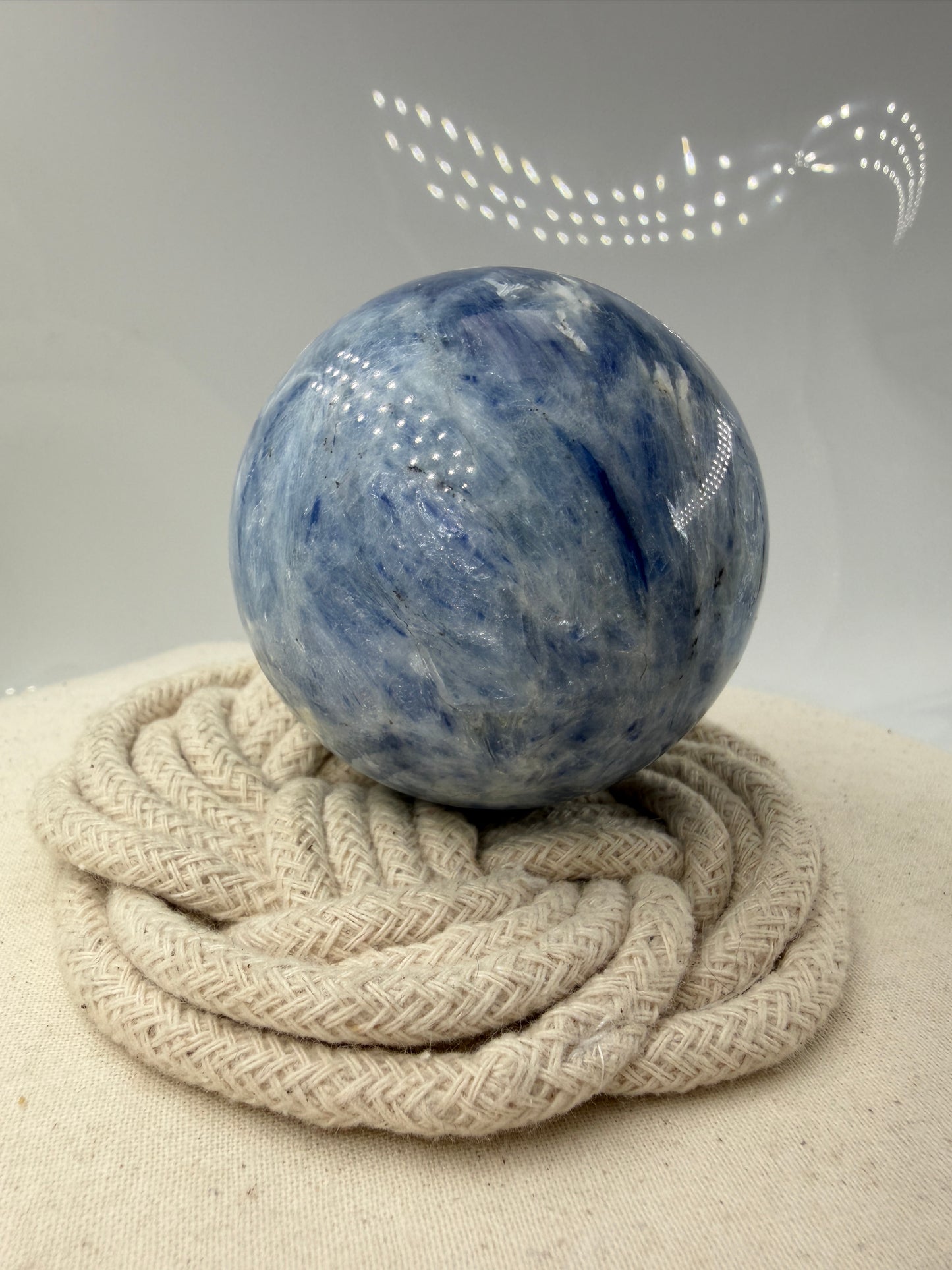 handpolierte Mineralien-Kugel in Blau mit charakteristischer Lamellenstruktur, Durchmesser 6,4 cm