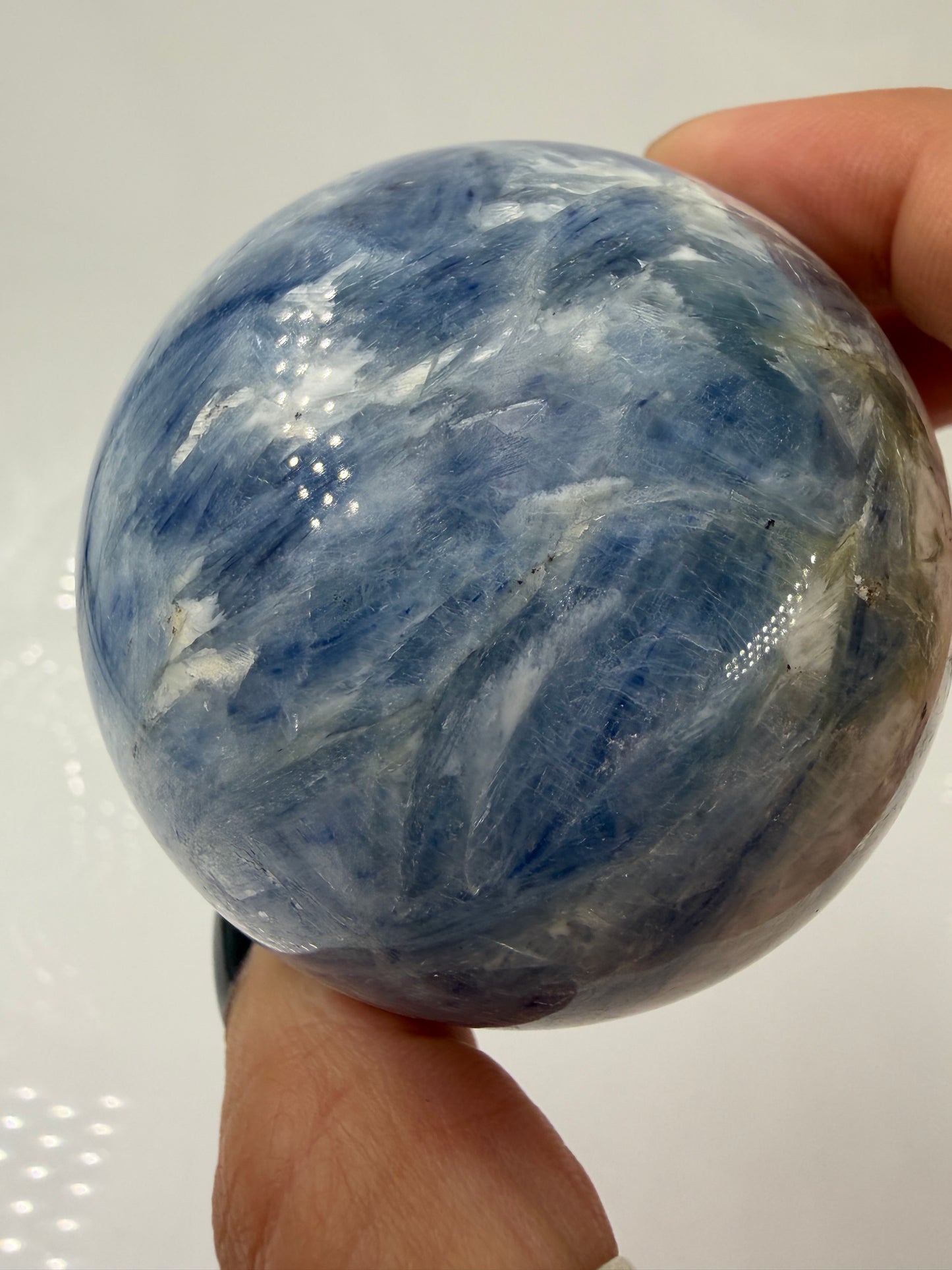 handpolierte Mineralien-Kugel in Blau mit charakteristischer Lamellenstruktur, Durchmesser 6,4 cm