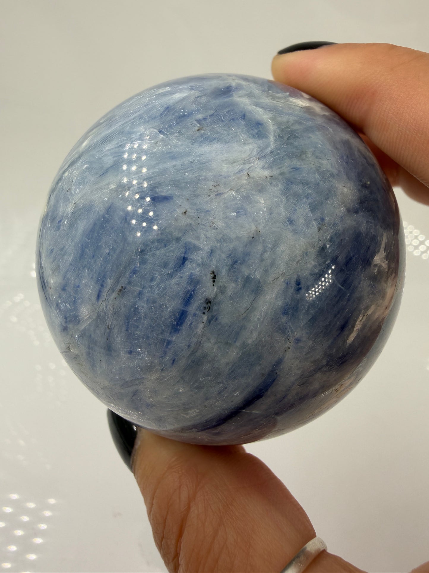 handpolierte Mineralien-Kugel in Blau mit charakteristischer Lamellenstruktur, Durchmesser 6,4 cm