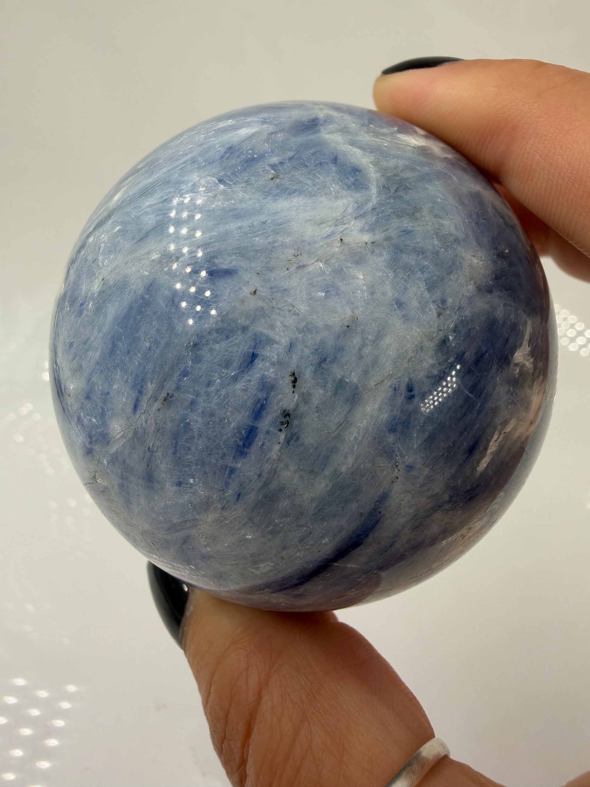 handpolierte Mineralien-Kugel in Blau mit charakteristischer Lamellenstruktur, Durchmesser 6,4 cm